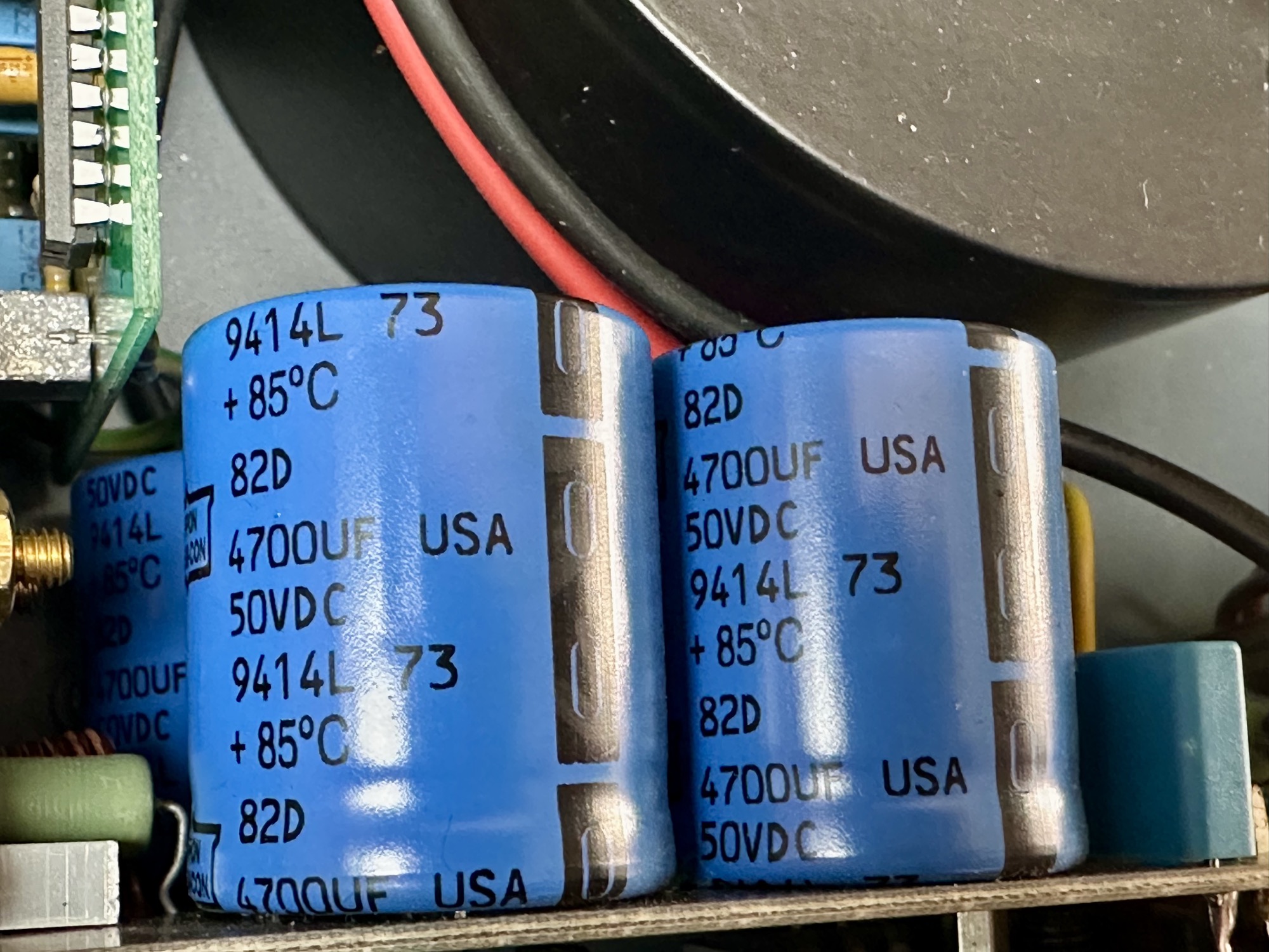 4x 4700uF buffer elco's nog in prima conditie