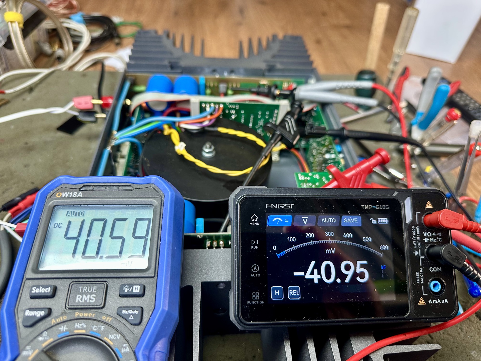 Bias afgeregeld op 40mV over de 0,22 ohm emitterweerstanden