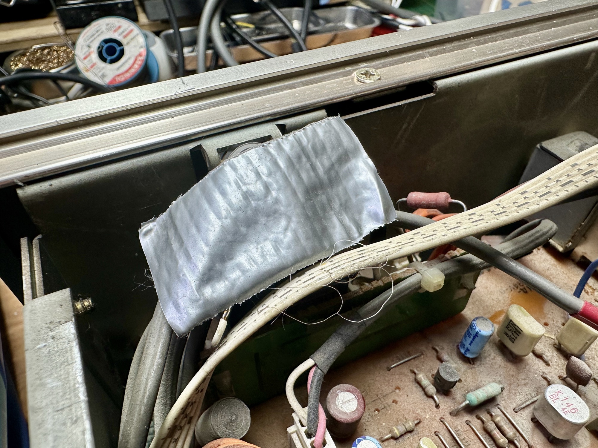 Plakband als isolatie gebruikt in Luxman