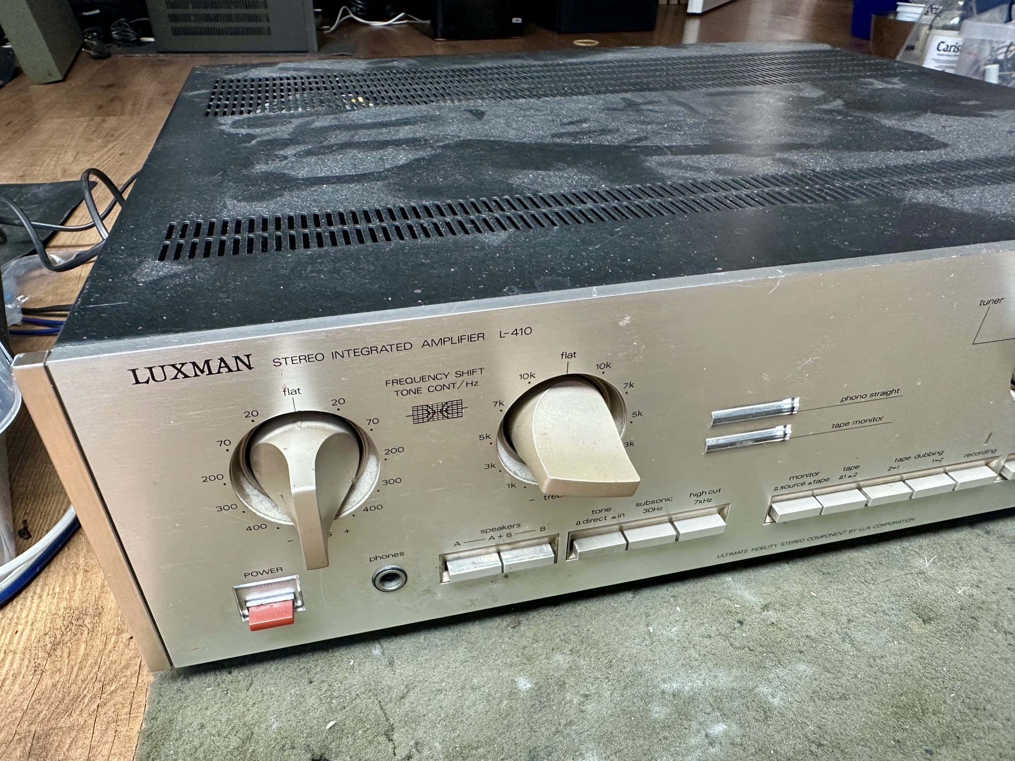 Luxman L-410 oog wat smoezelig