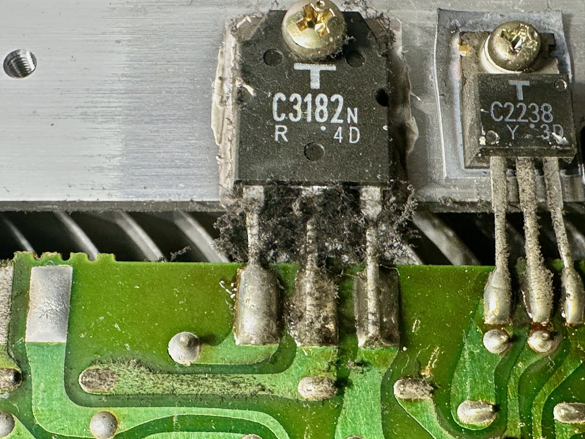 Luxman L-410 versterker transistor C3182 vol met stof