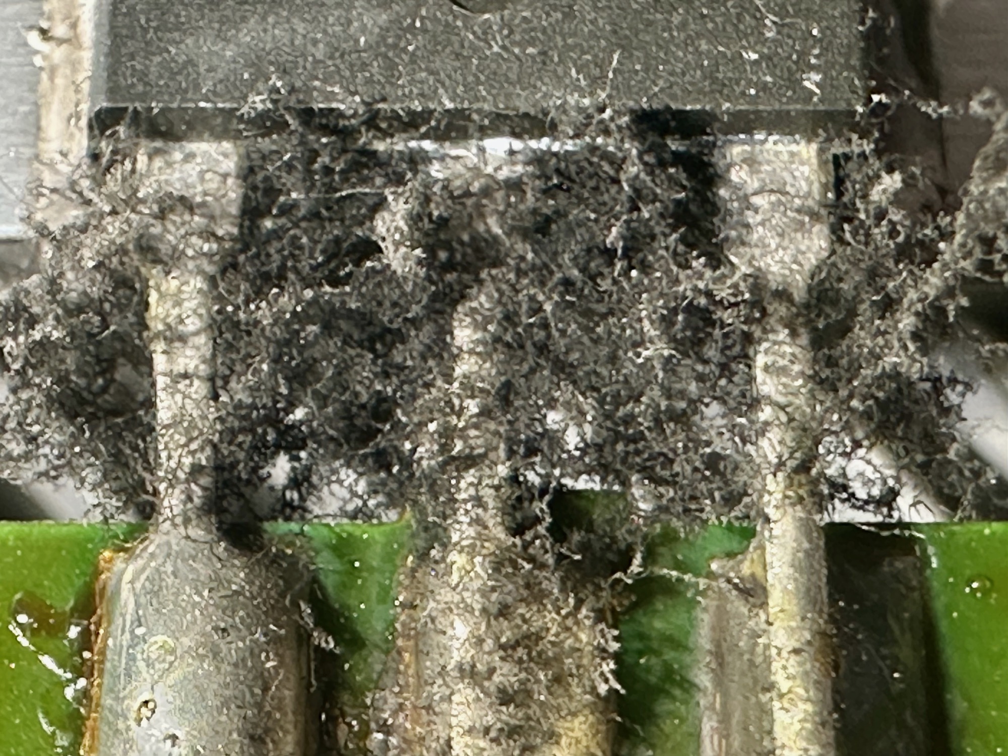 Stof op poten van 2SC3182 transistor van Luxman L-410