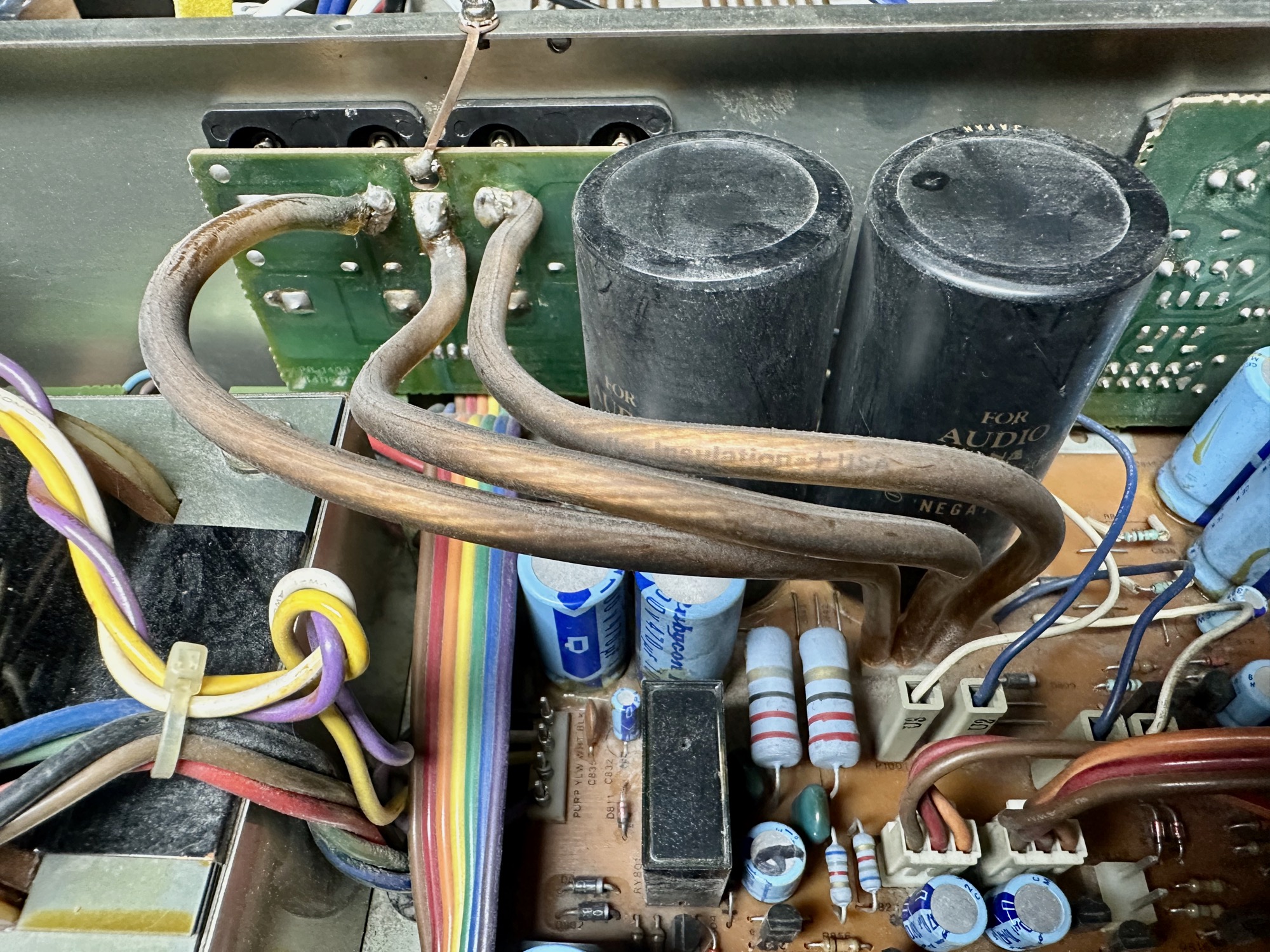 Binnenkant van Luxman L-410 gereinigd