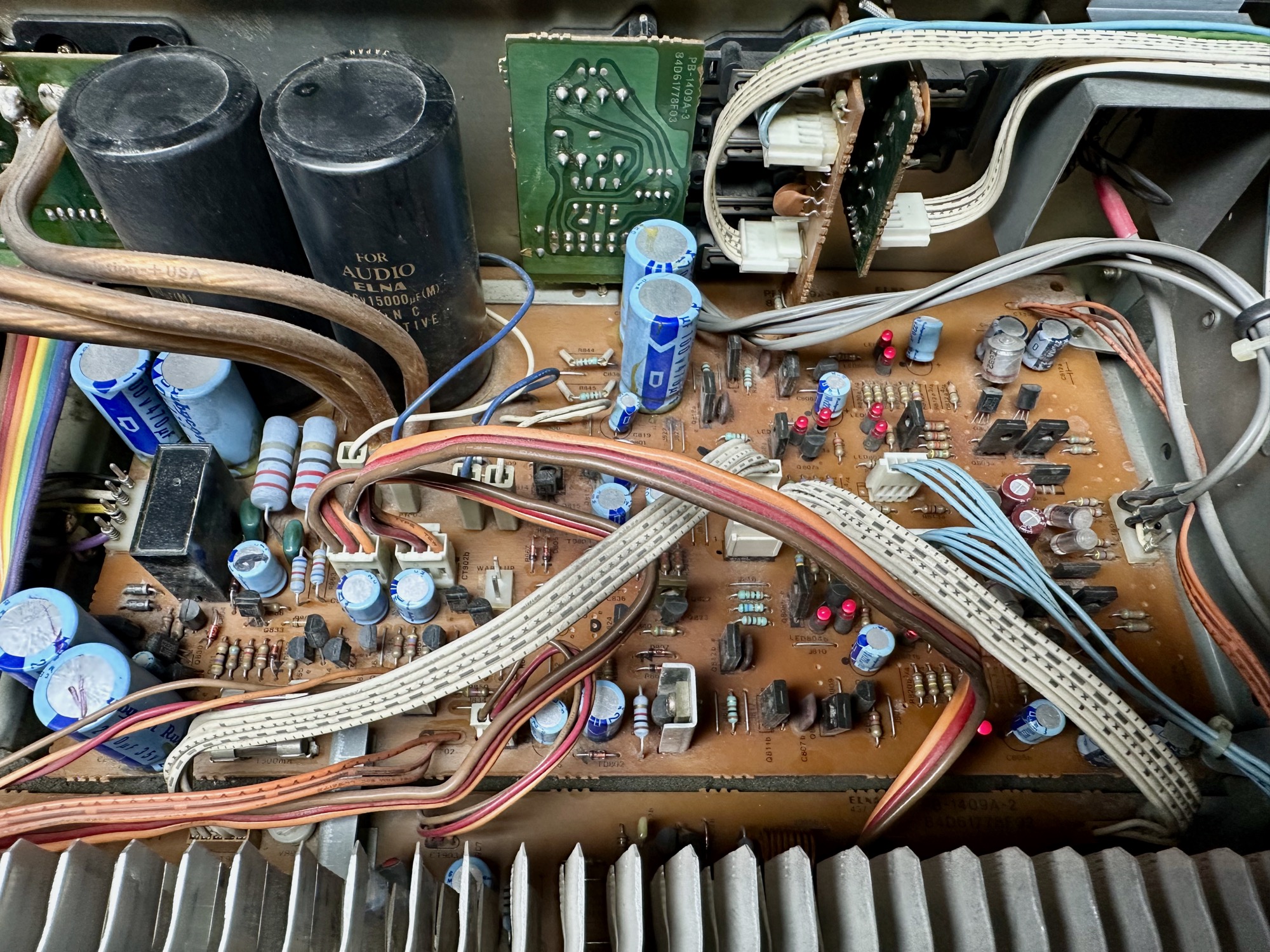 Binnenkant van Luxman L-410 gereinigd