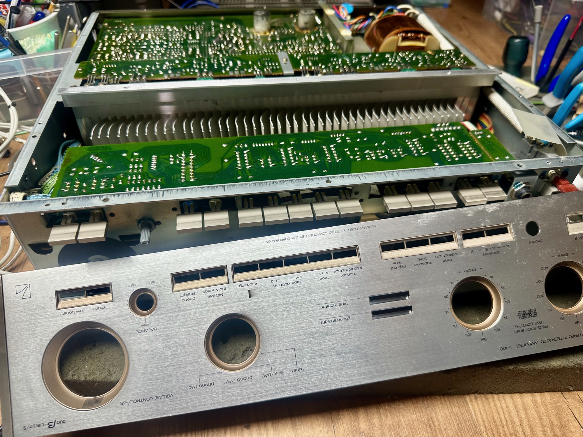 Frontplaat van L-410 versterker