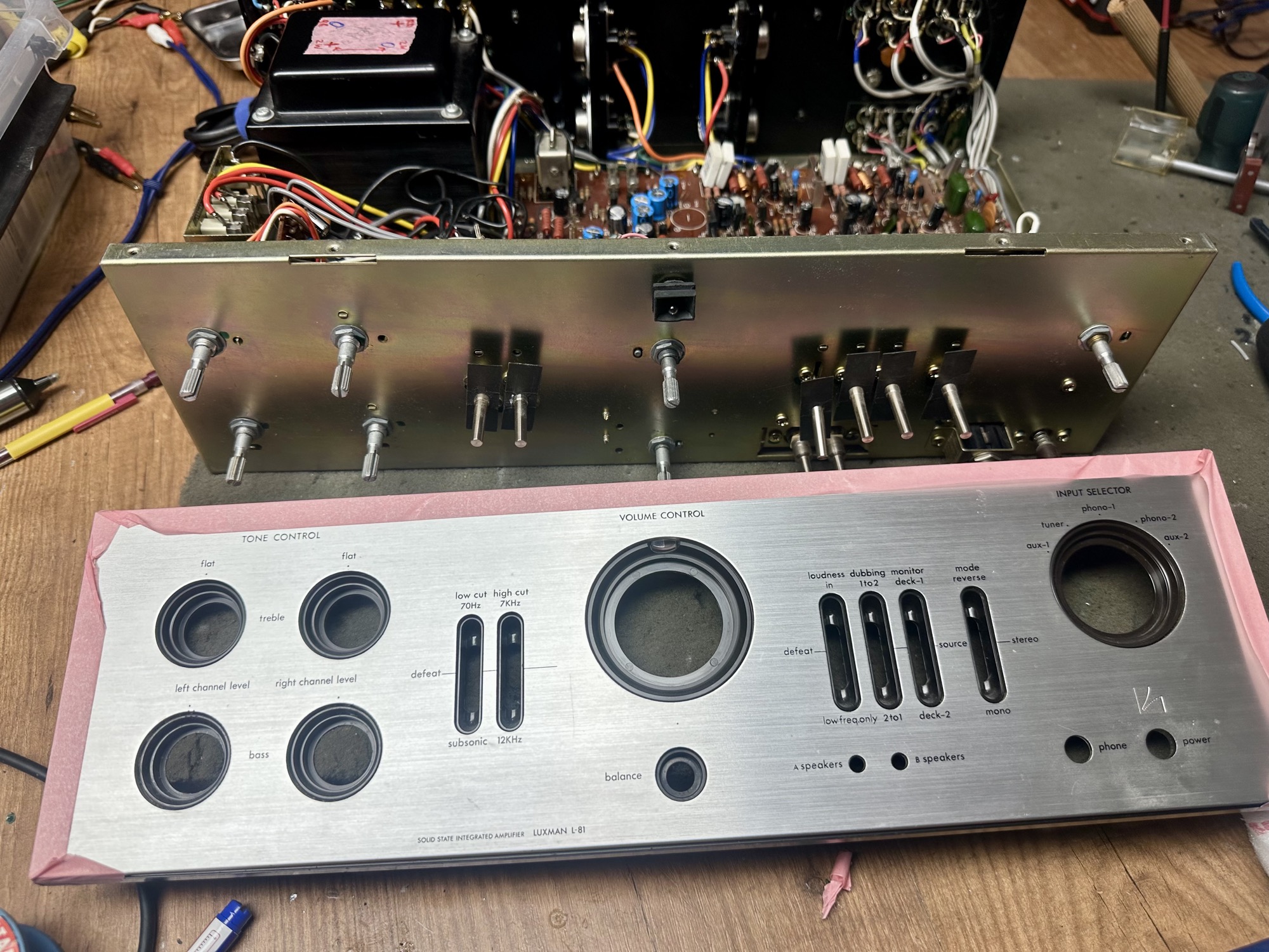 Frontplaat van Luxman L-81 versterker