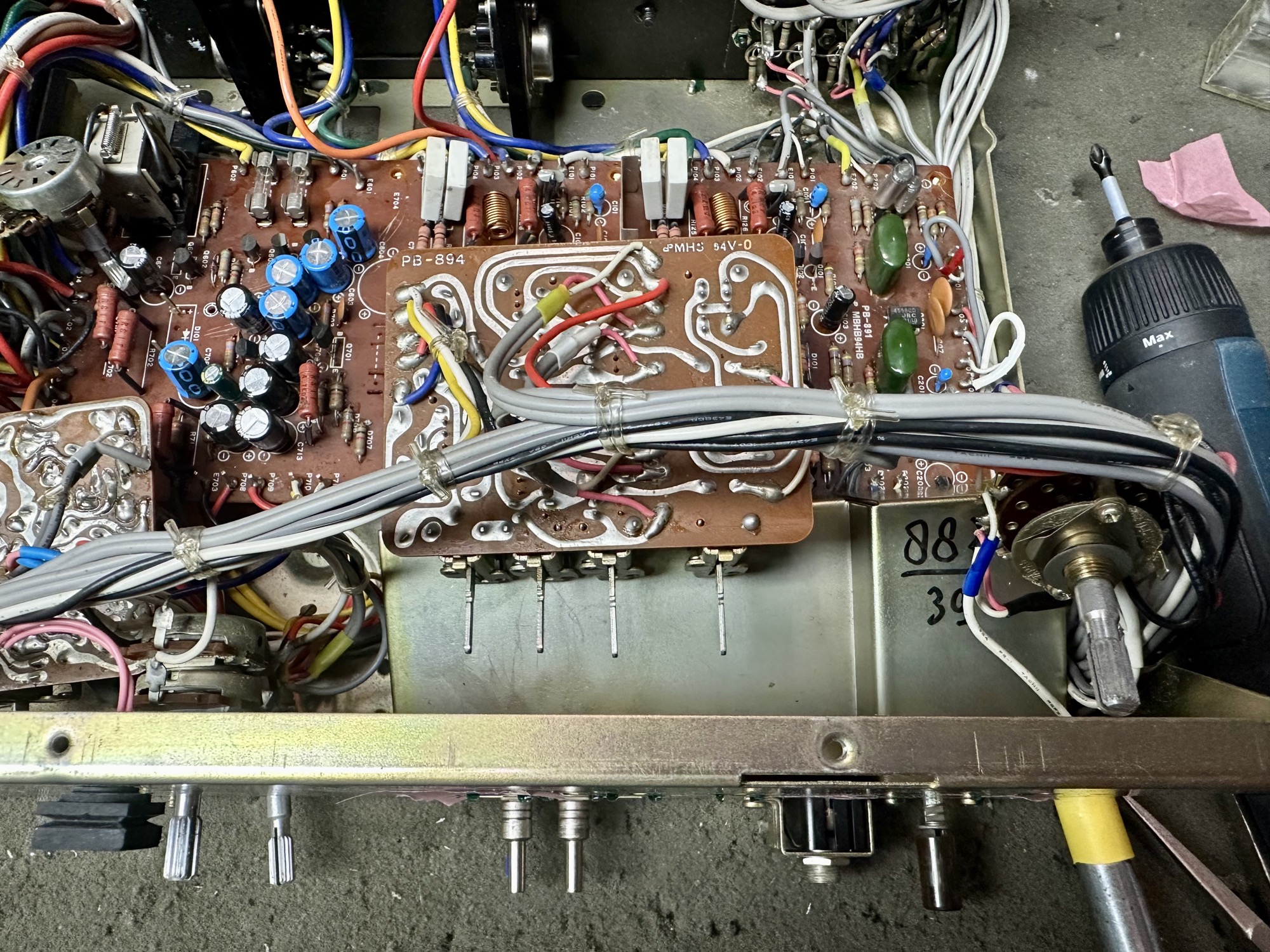 Bovenaanzicht opengewerkte versterker