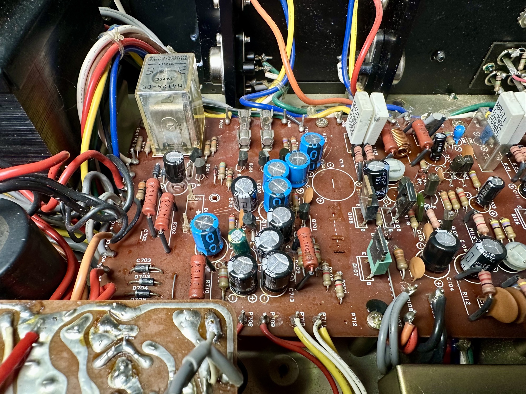 Luxman L-81 versterker detailopname van voedingsgedeelte