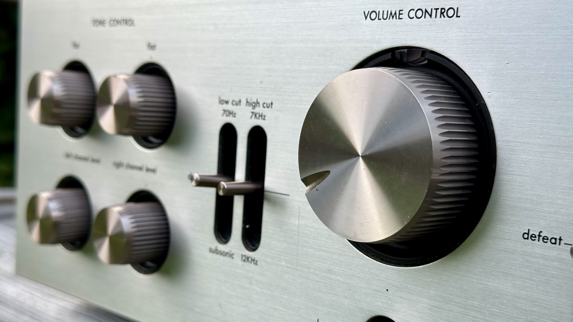 Detail opname van volumeknop  van L-81