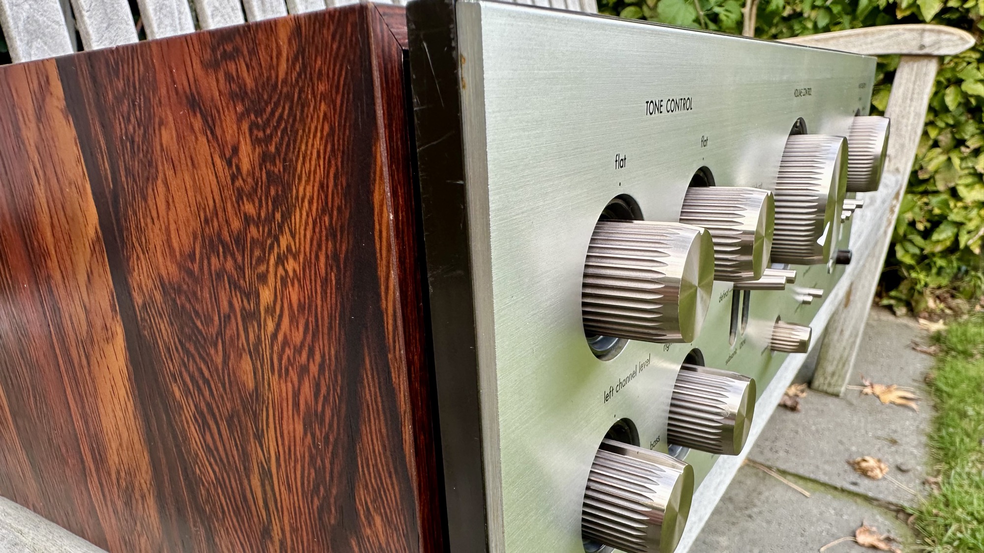 Prachtig warm houtfineer op Luxman