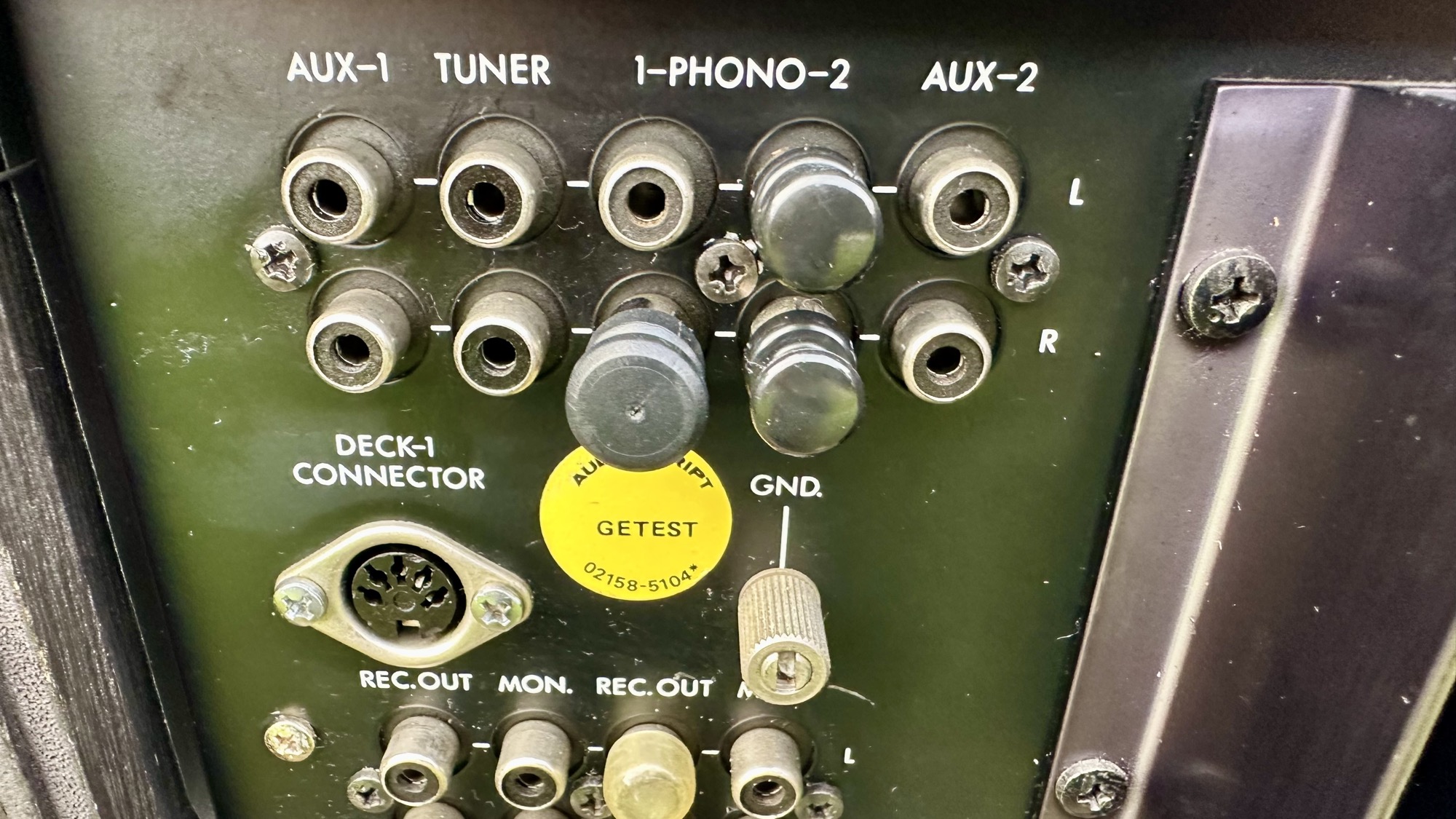 Gereinigde cinch ingangen van L-81 versterker