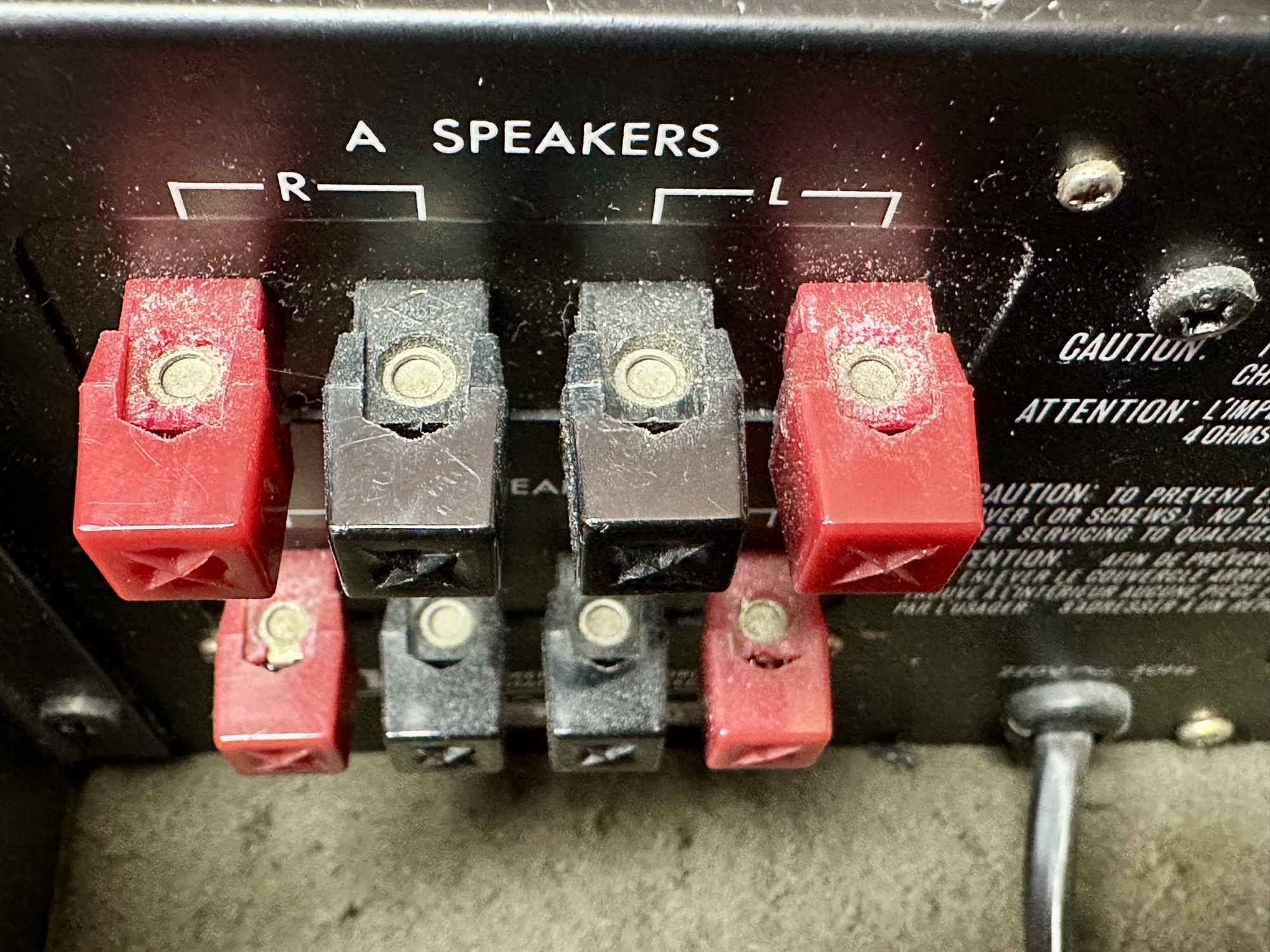 Oude afbrokkelende luidsprekeraansluitingen