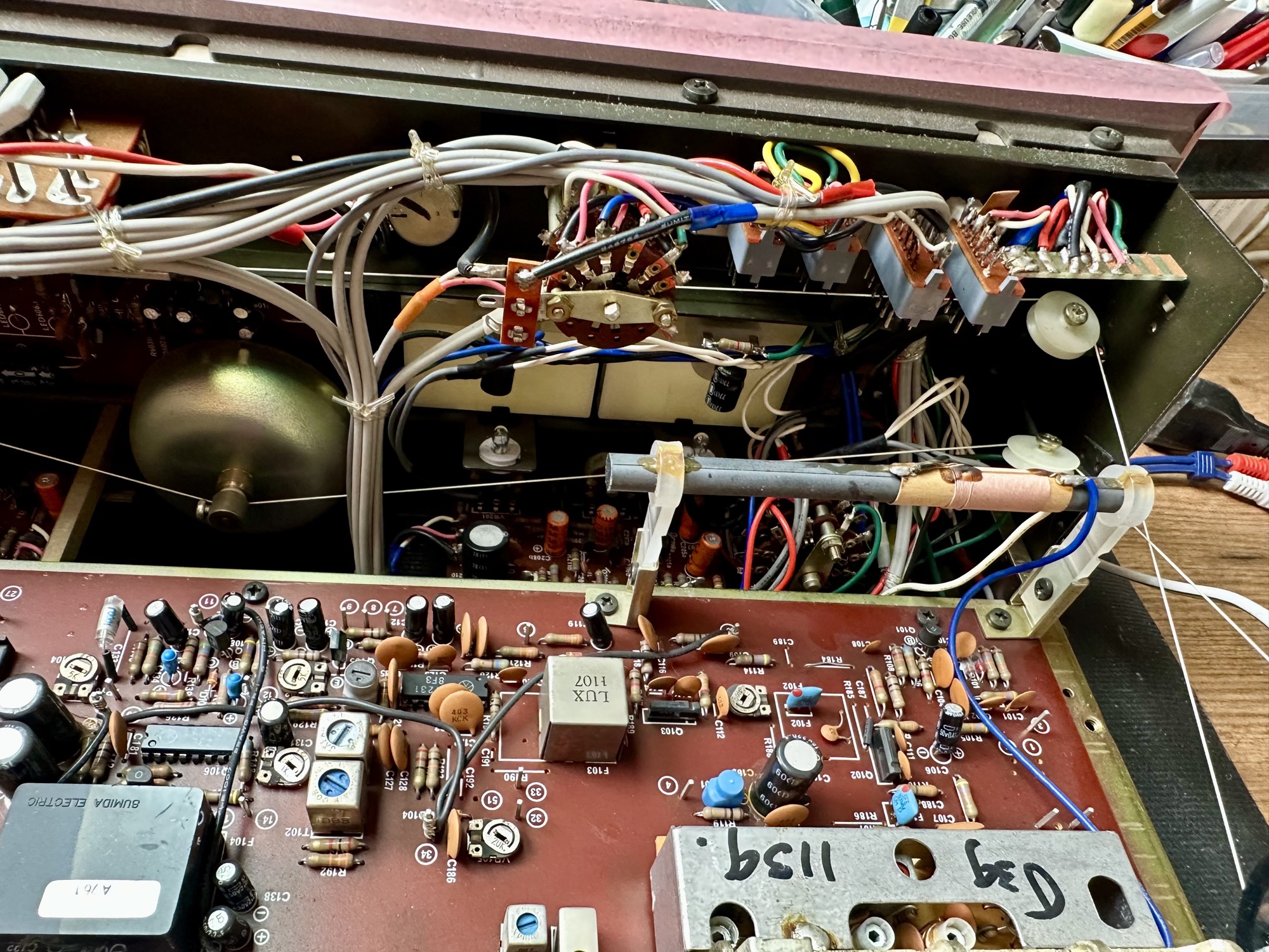 Luxman R-1050 receiver binnenkant met schakelaars en potmeters