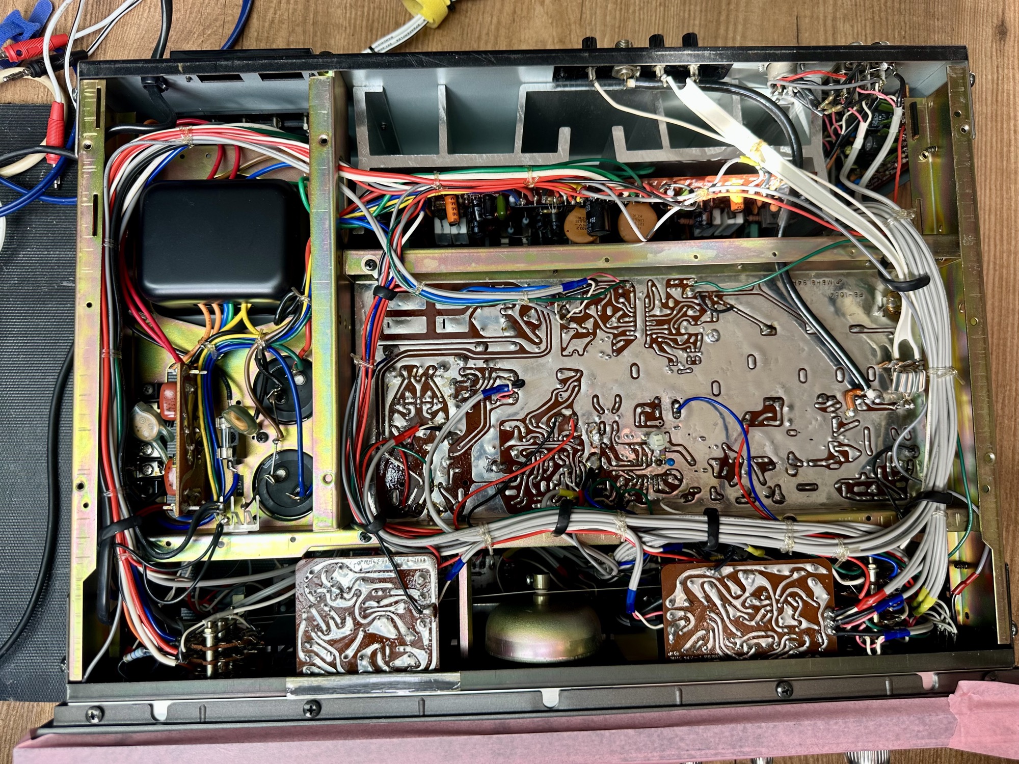 Onderzijde Luxman R-1050 receiver