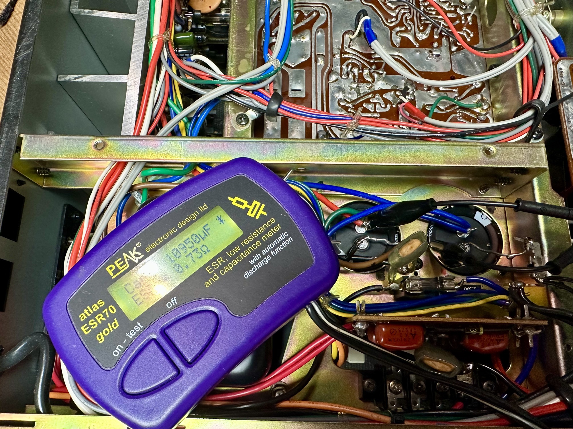 Bijna 11.000uF buffer elo in Luxman R-1050