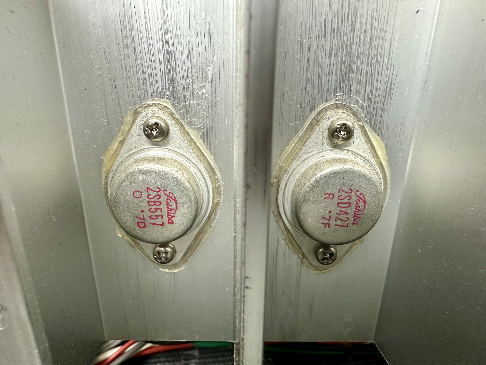 Toshiba eindtransistoren in Luxman R-1050