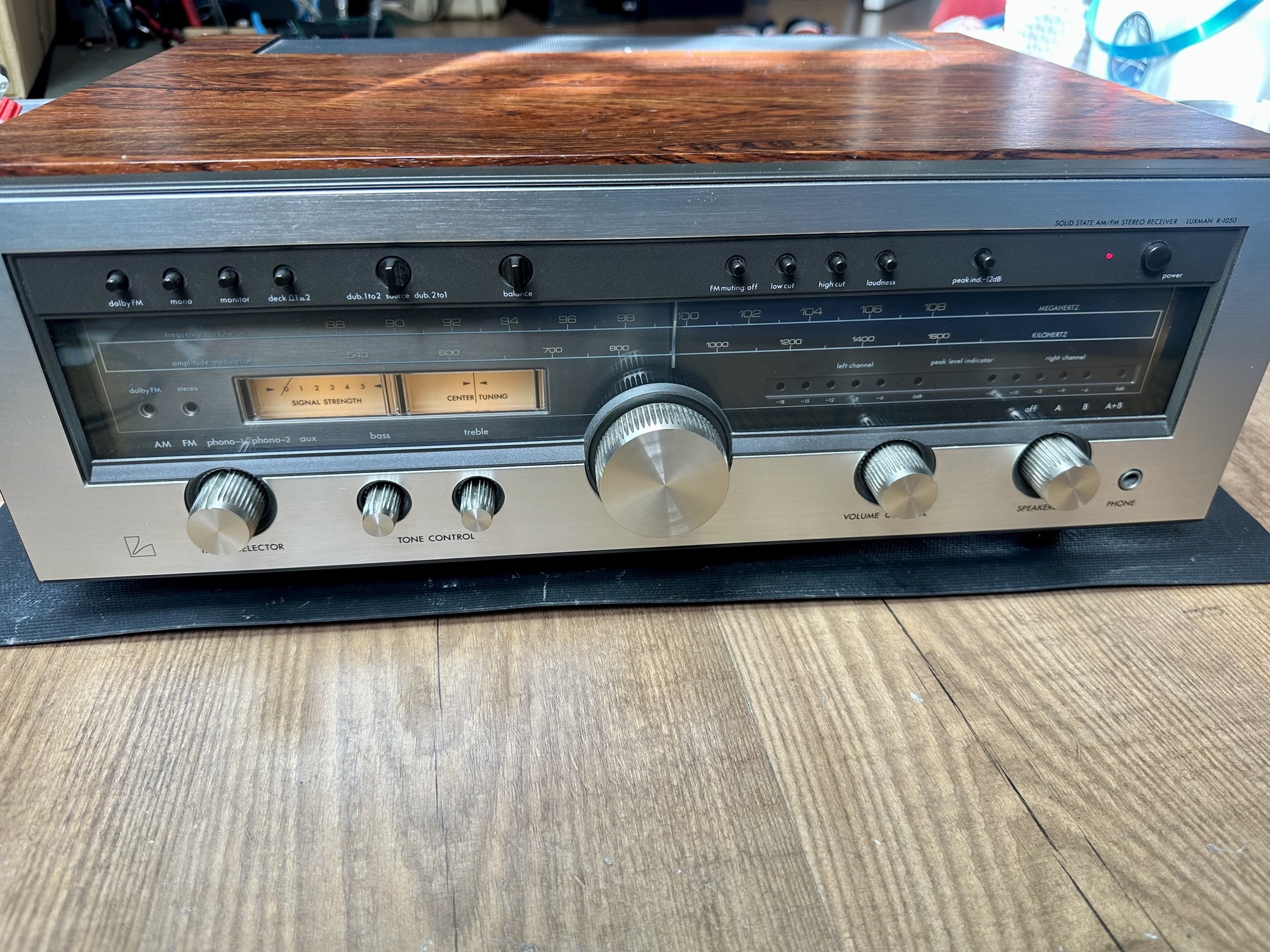 Luxman R-1050 receiver voorkant