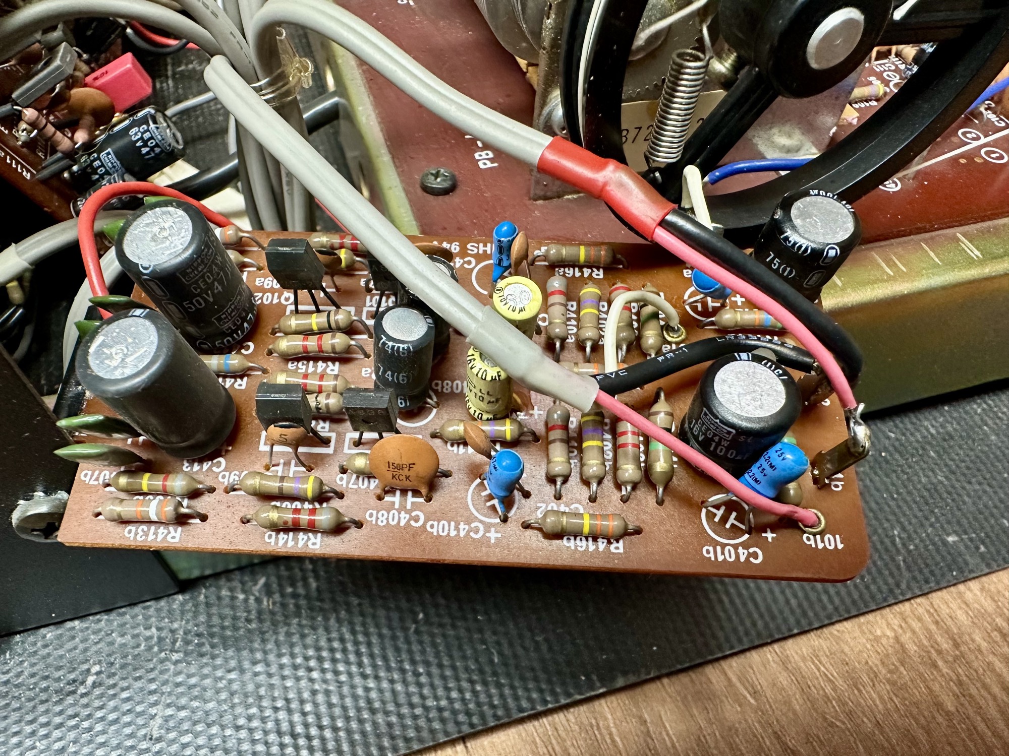 Phono printplaat van Luxman R-1050 met oude koppelcondensatoren