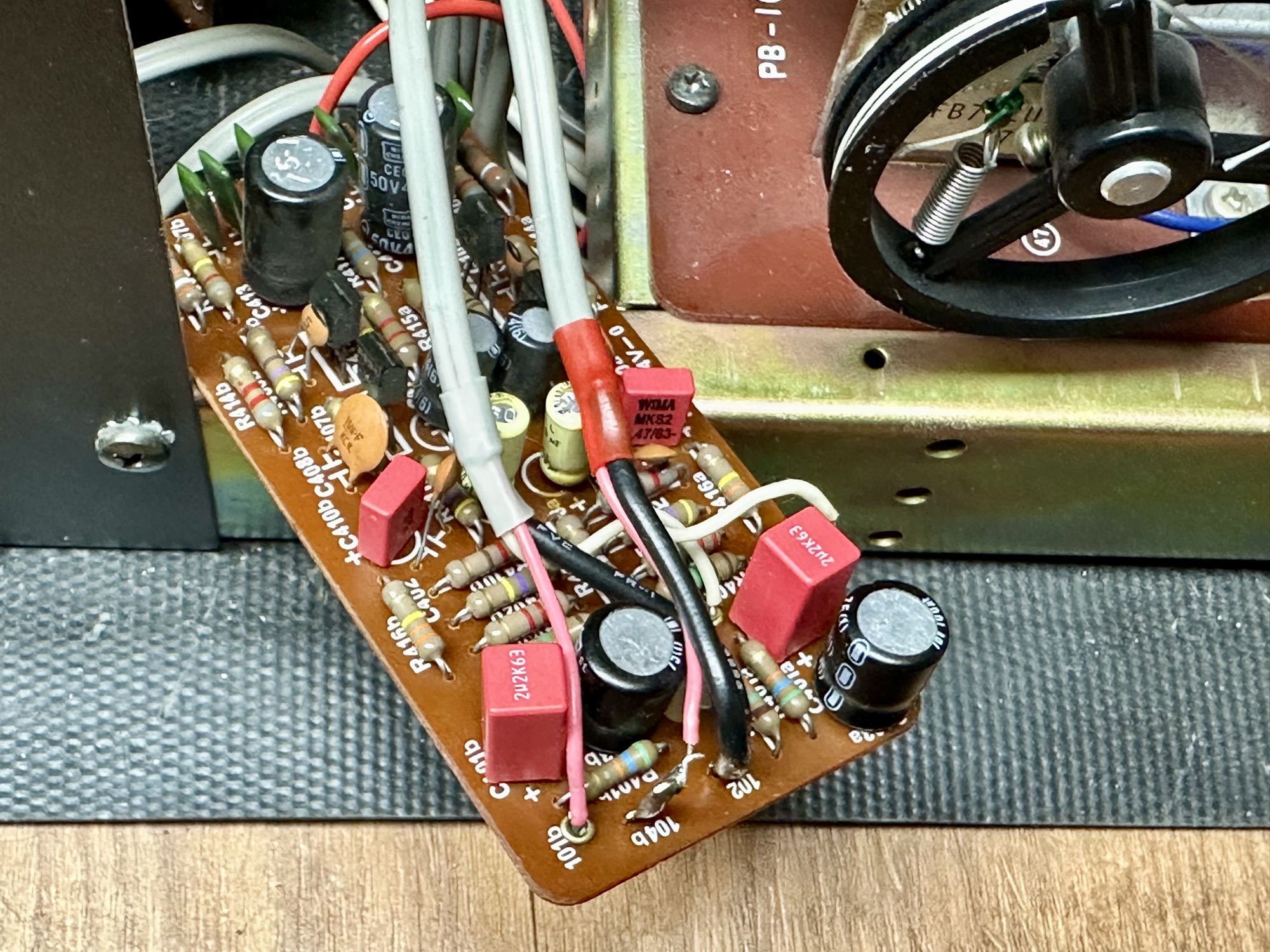 Phono printplaat voorzien van nieuwe Wima koppelcondensatoren