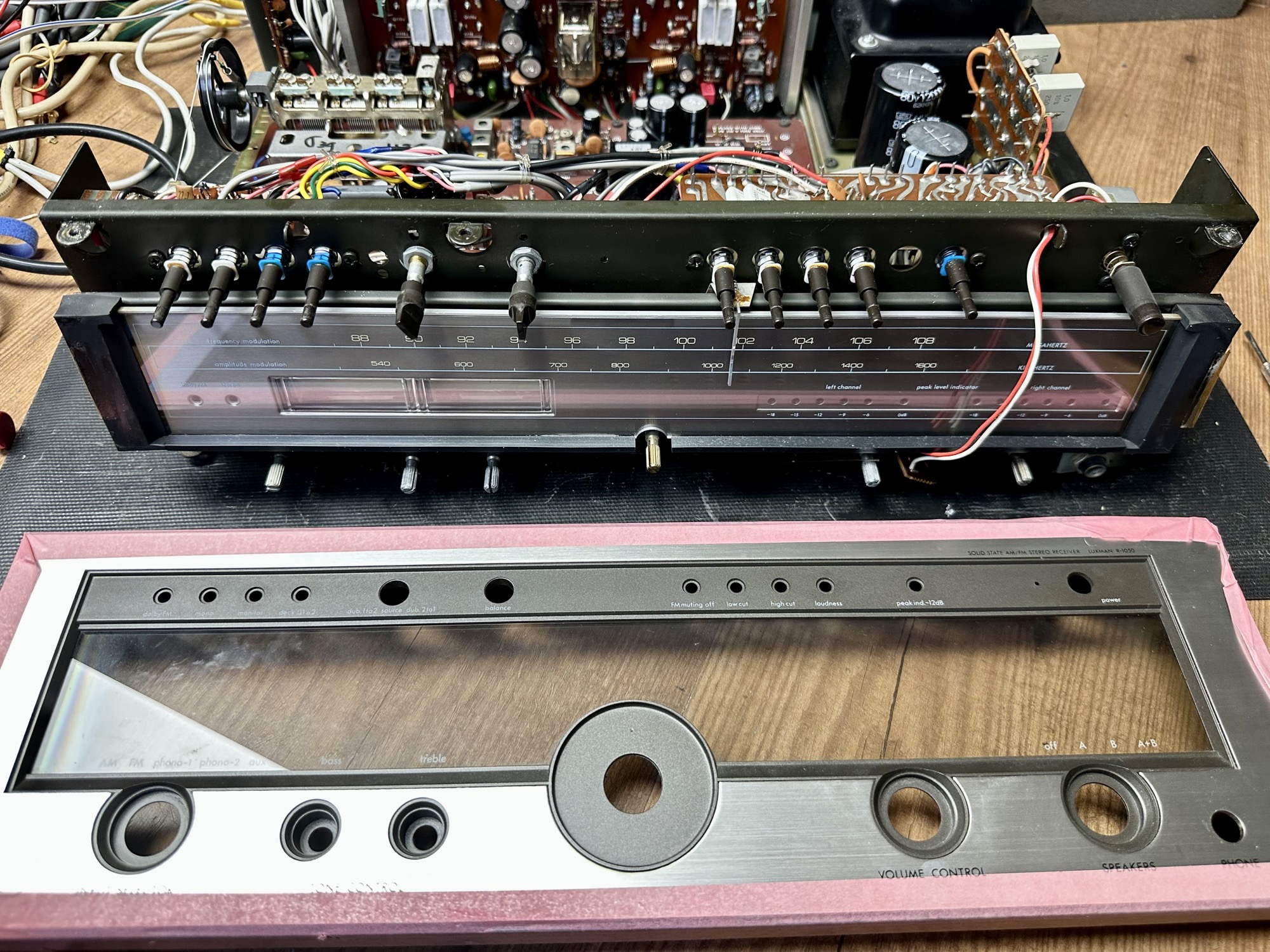 Frontplaat van Luxman R-1050 receiver los om te reinigen