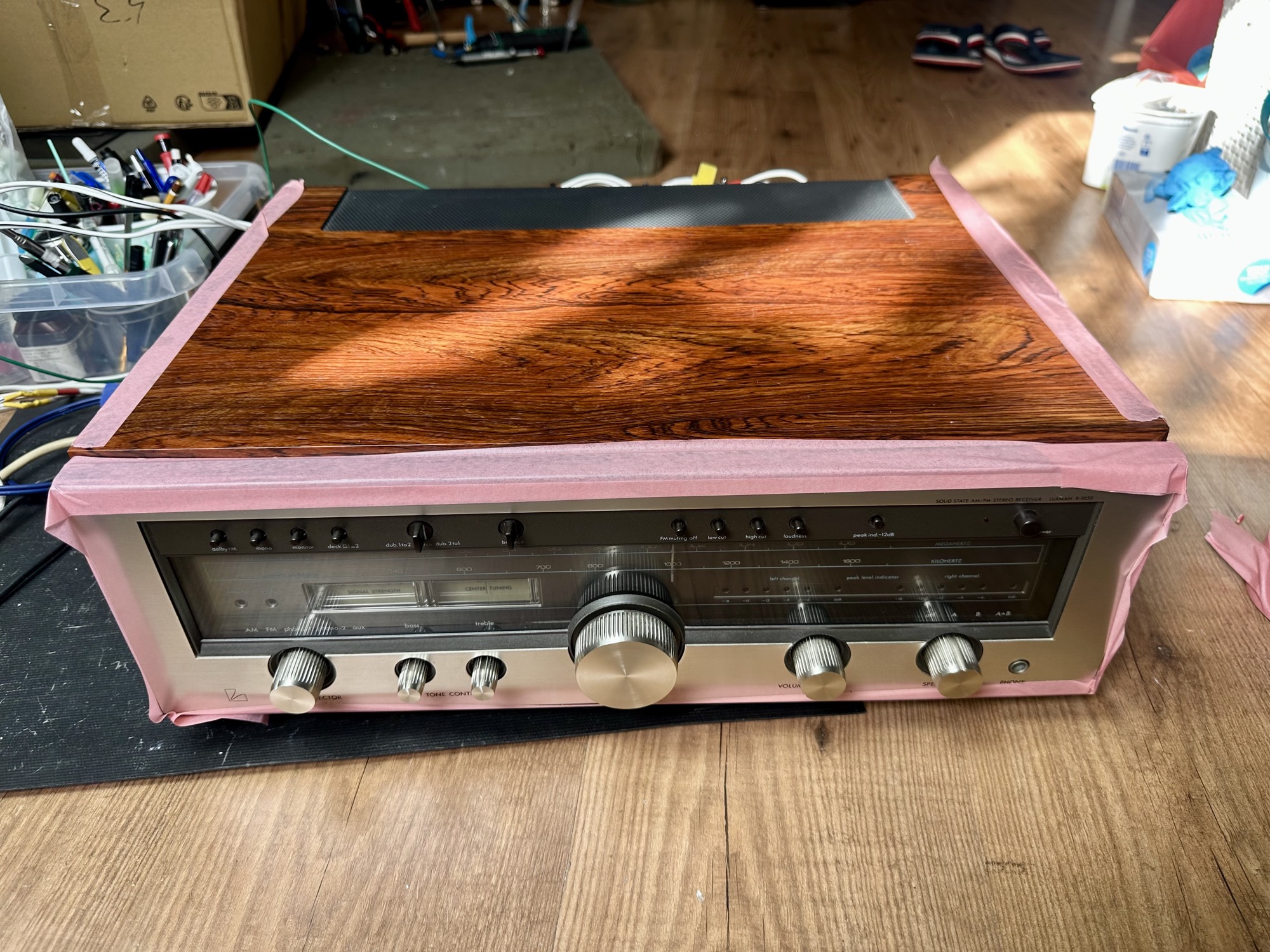 Luxman R-1050 receiver voorzien van bescherm tape