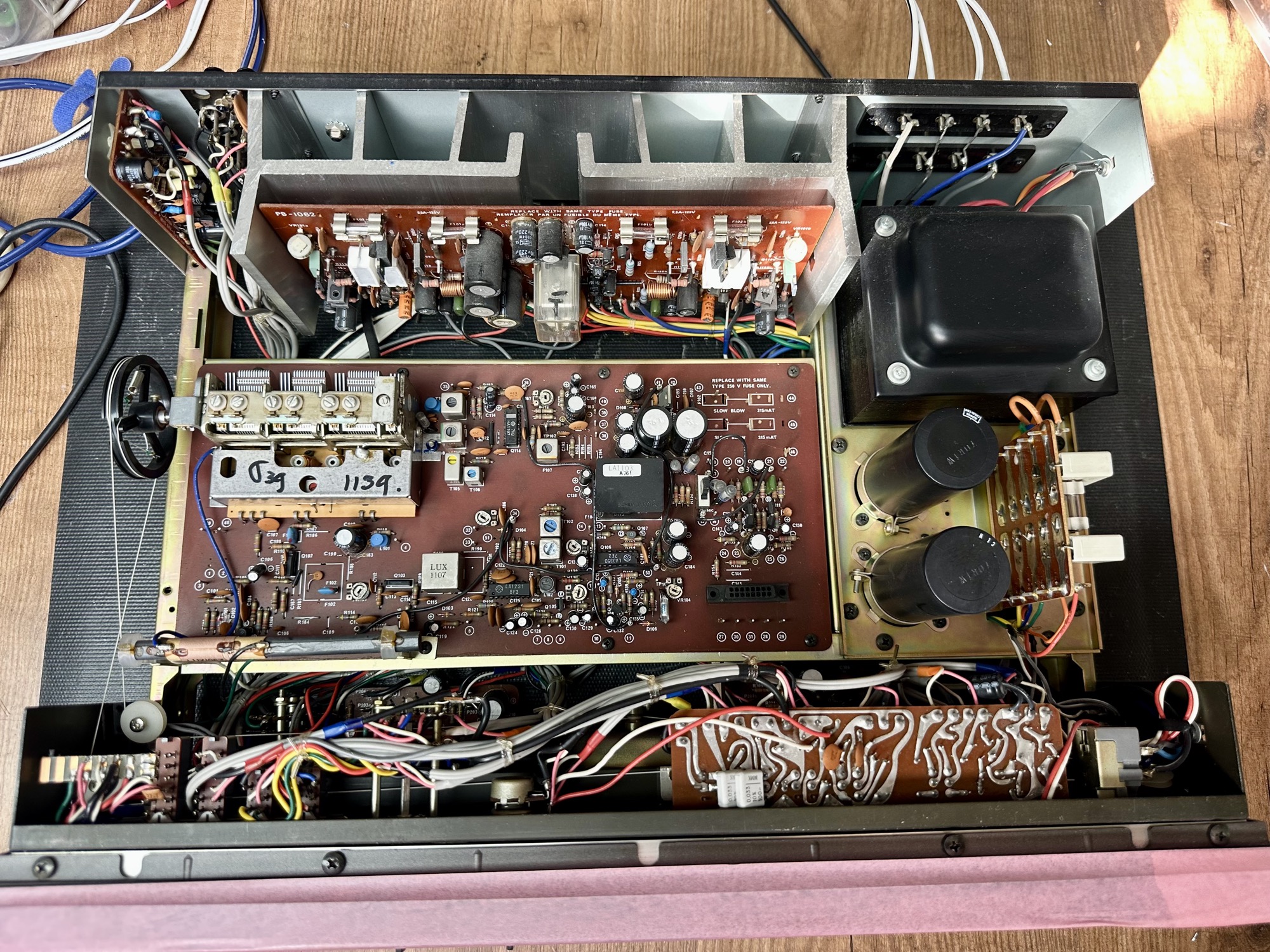 Luxman R-1050 receiver binnenkant