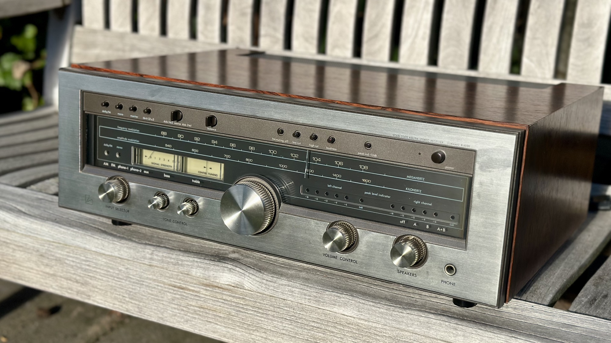 Luxman R-1050 receiver frontaanzicht