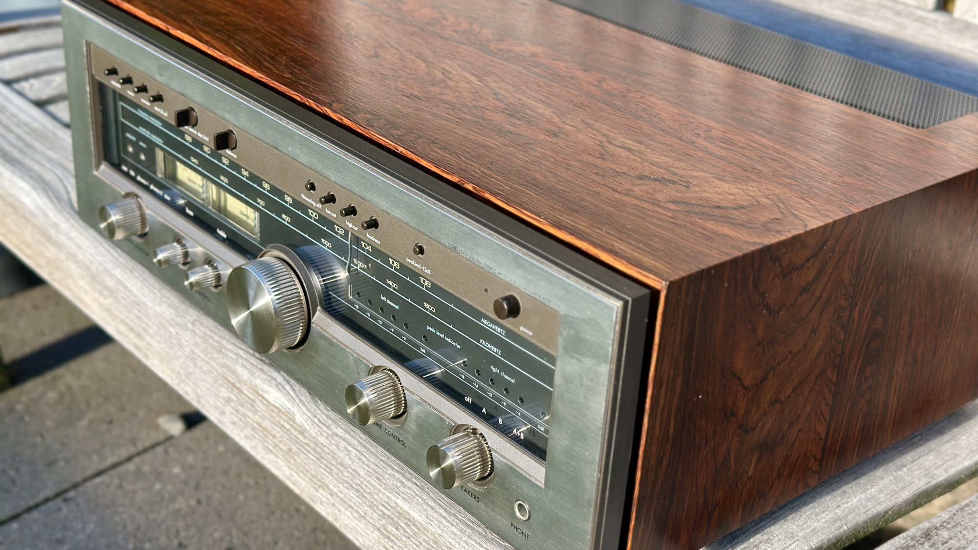 Luxman R-1050 met houten kast