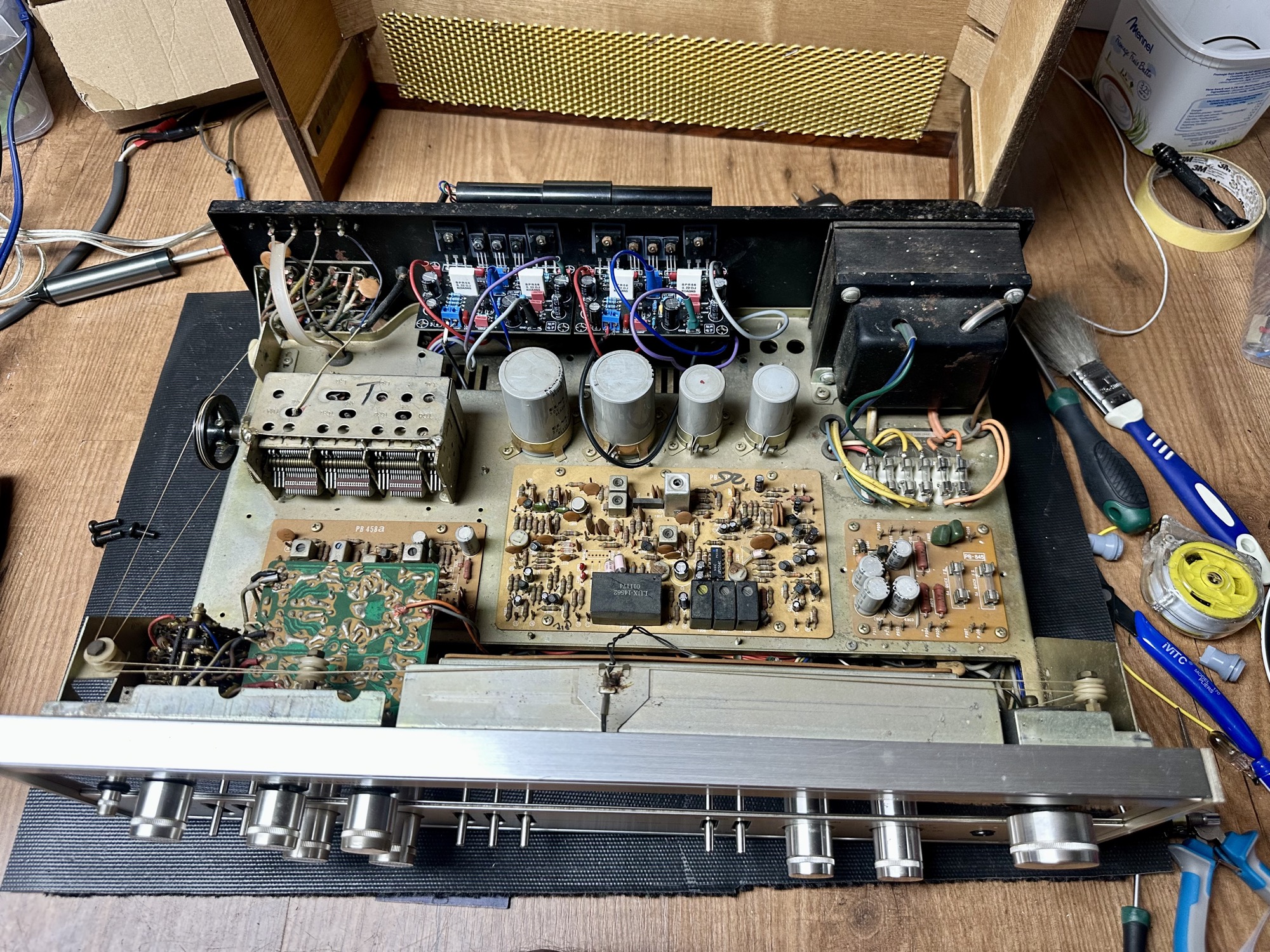 Luxman R 800 receiver binnenkant 