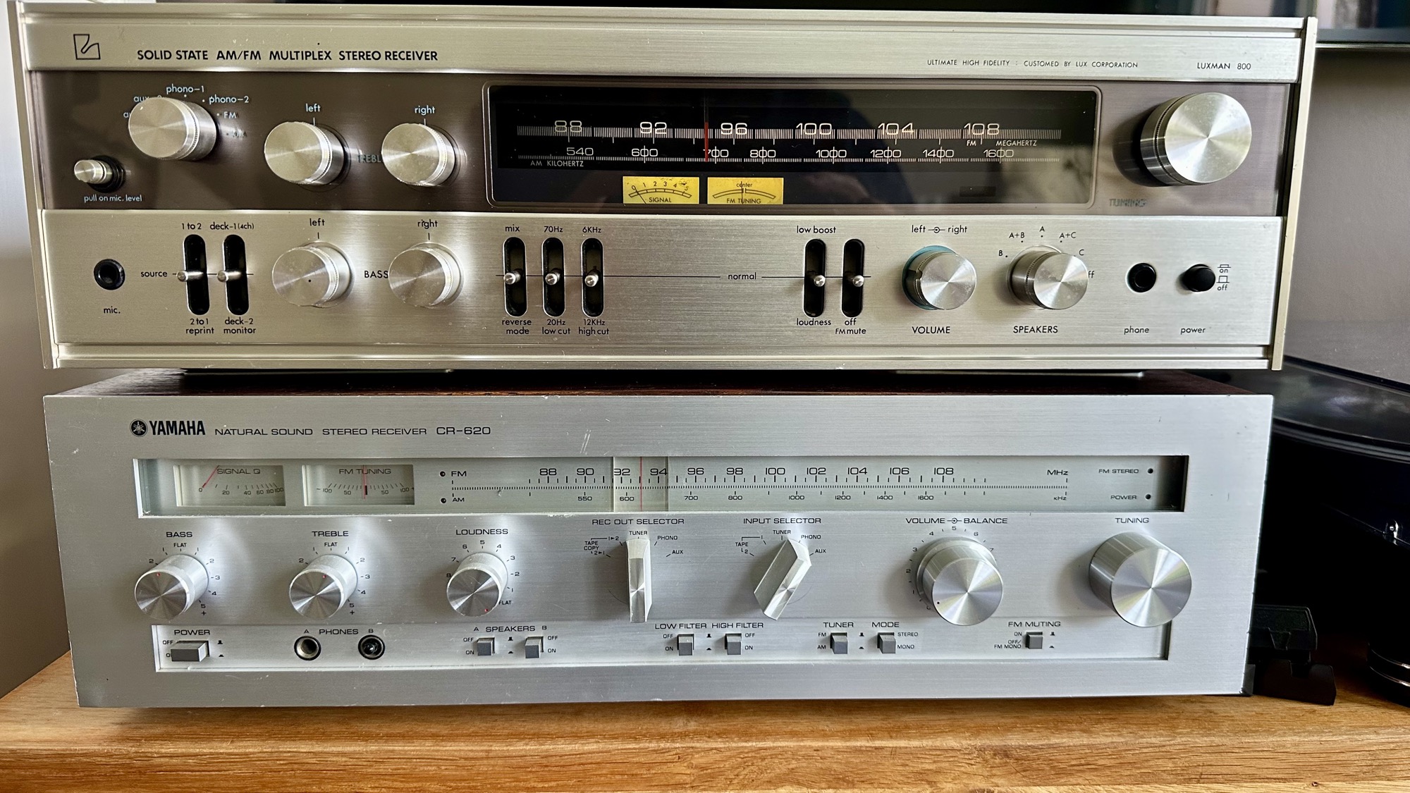 Eindresultaat: een Luxman R 800 met Quad 405 versterker
