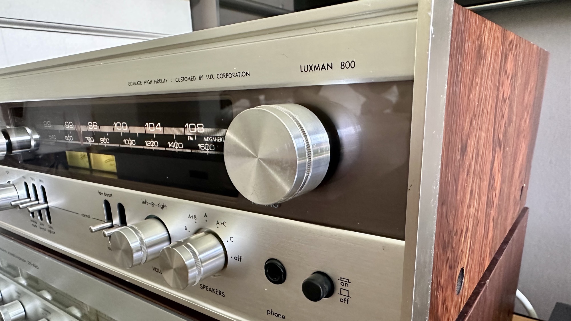 Eindresultaat: een Luxman R 800 met Quad 405 versterker
