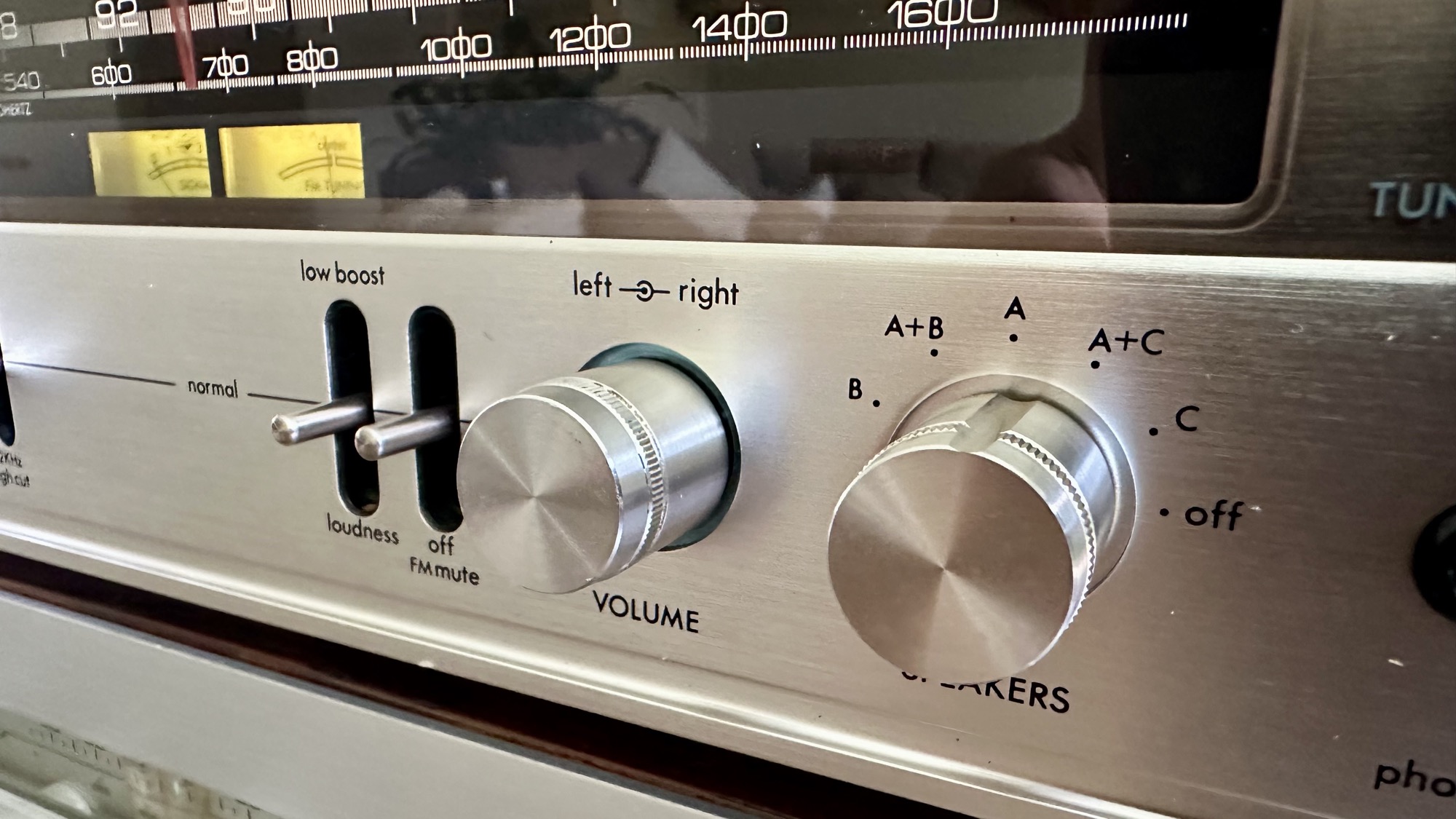 Eindresultaat: een Luxman R 800 met Quad 405 versterker