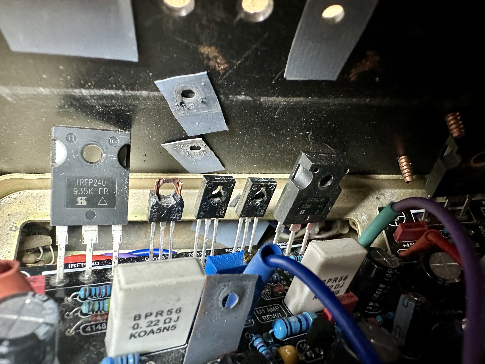 Te warm geworden en gebarsten transistoren in Luxman 