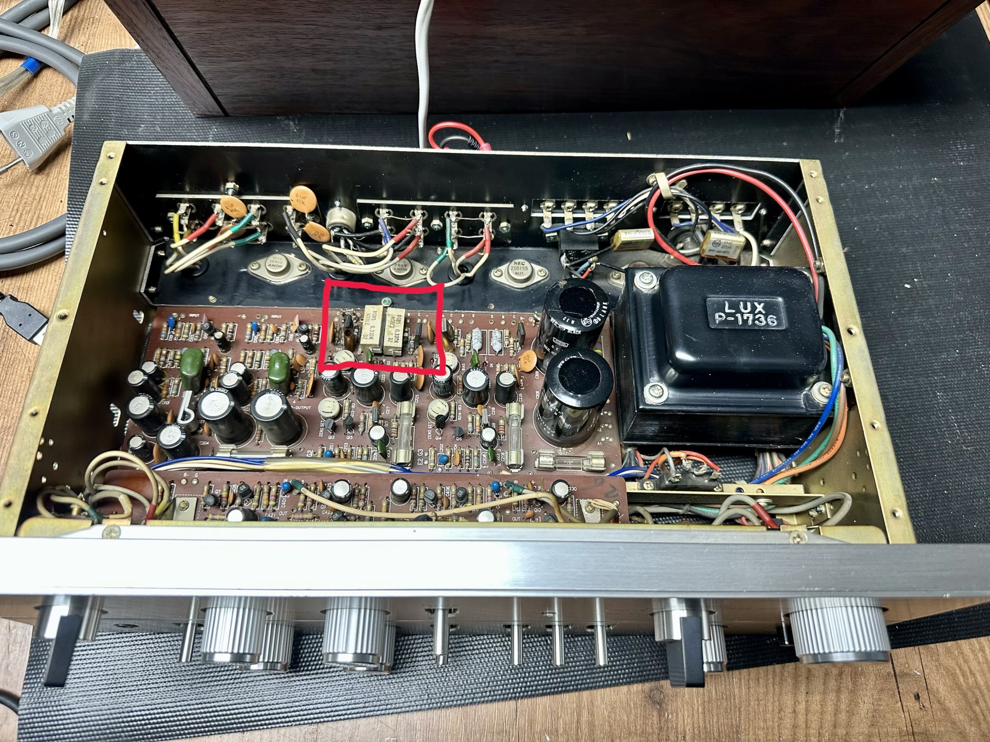 Uitgebrande gedeelte van eindversterker Luxman 700