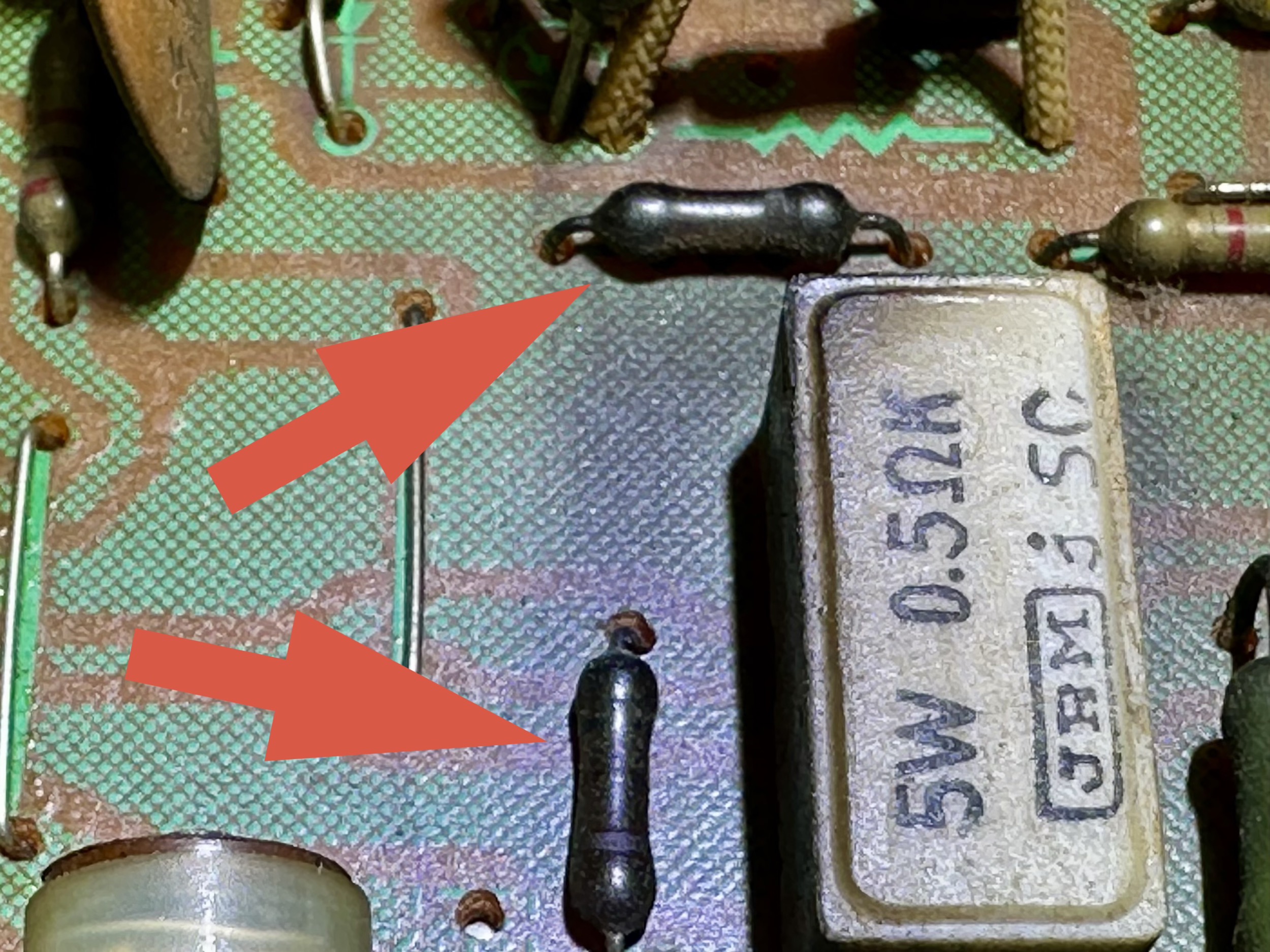 Detailopname van zwartgeblakerde weerstanden op Pioneer SA-9500 II