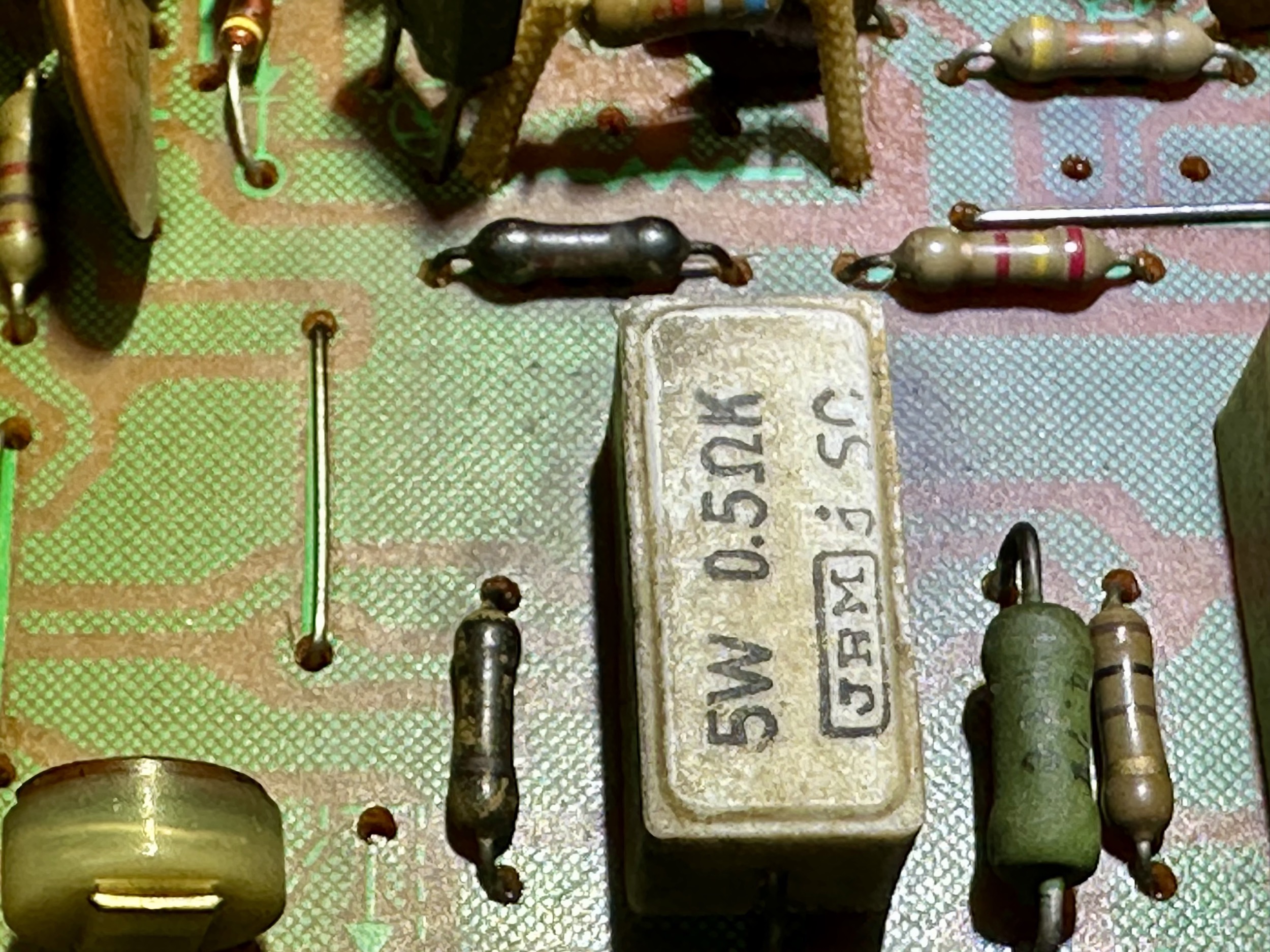 Detailopname van zwartgeblakerde weerstanden op Pioneer SA-9500 II