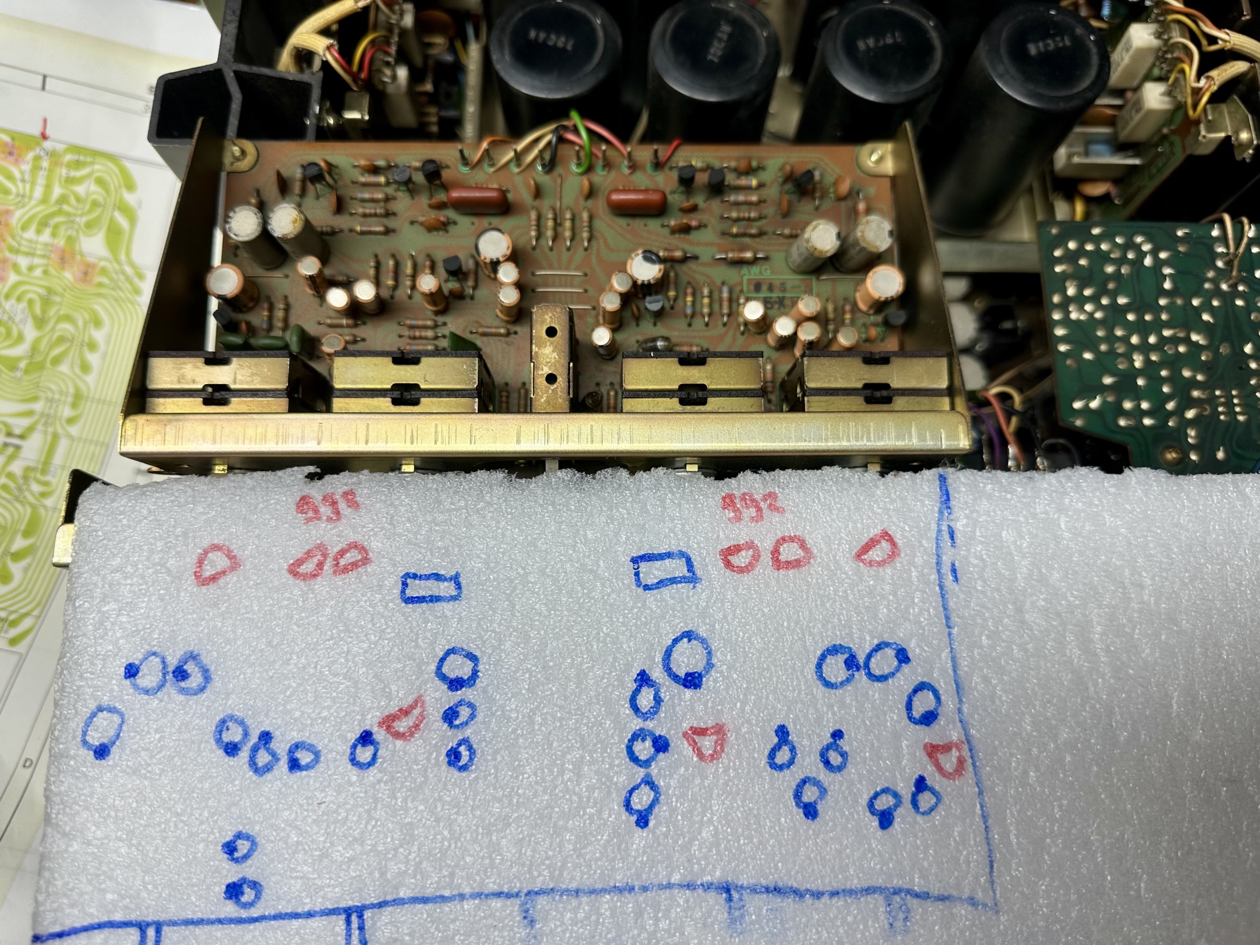 Condensatoren en transistoren van Pioneer SA-9500 II uitgetekend 