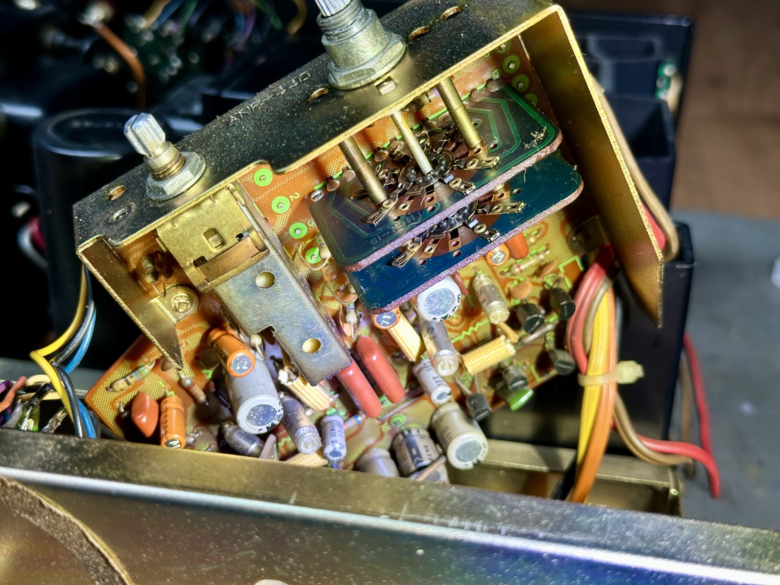 Ingangkeuze schakelaar op printplaat van Pioneer SA-9500 II