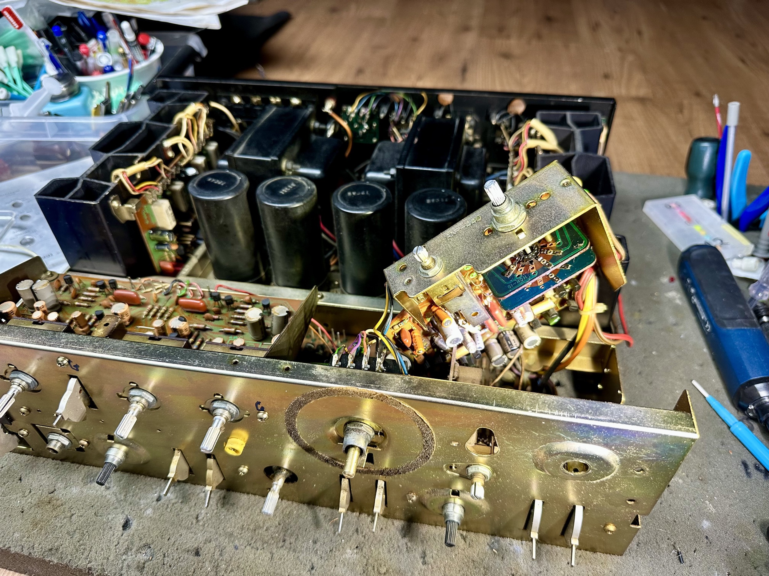 Ingangkeuze schakelaar op printplaat van Pioneer SA-9500 II