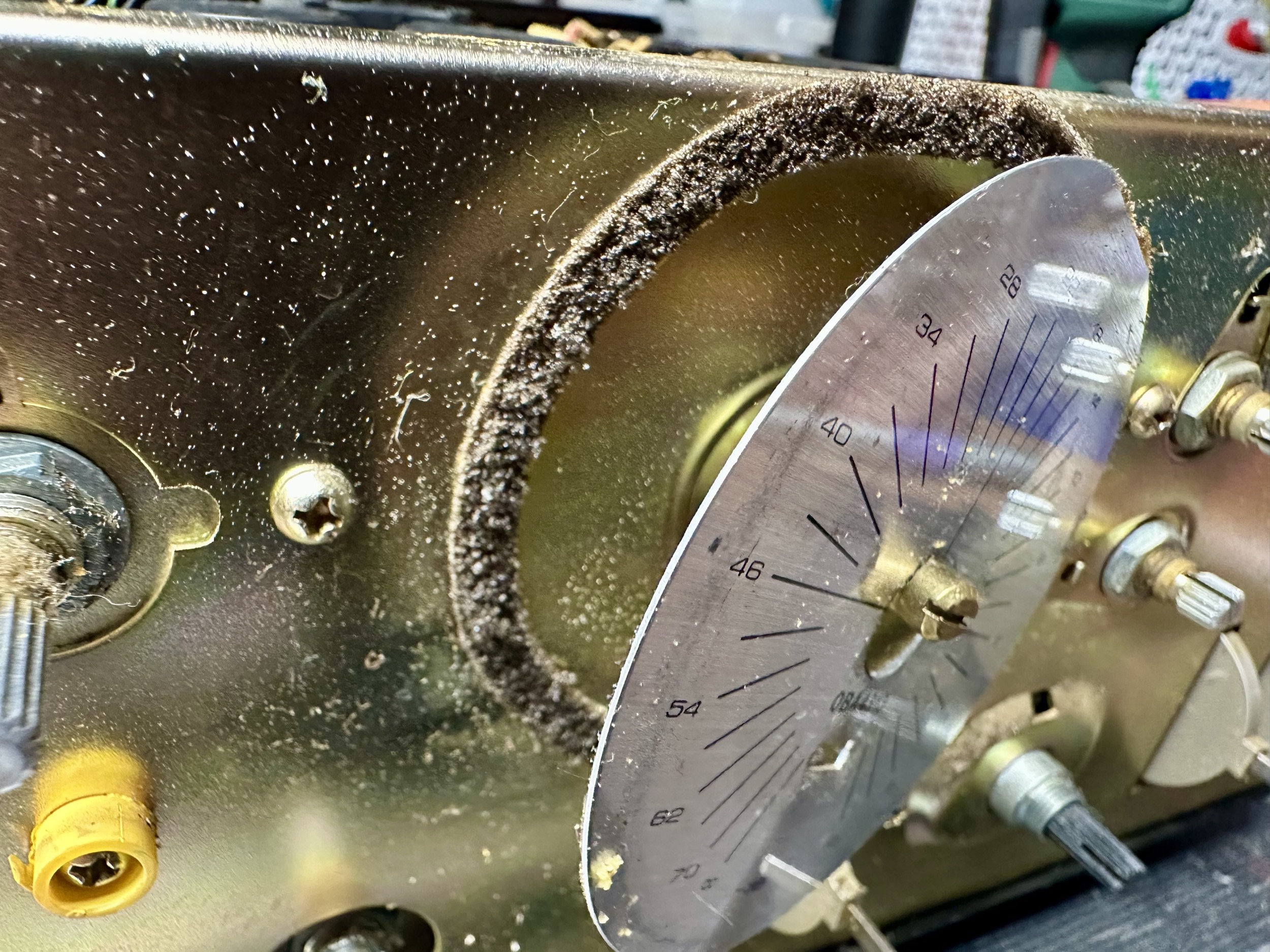 Schaalverdeling van volumeknop op metalen frame