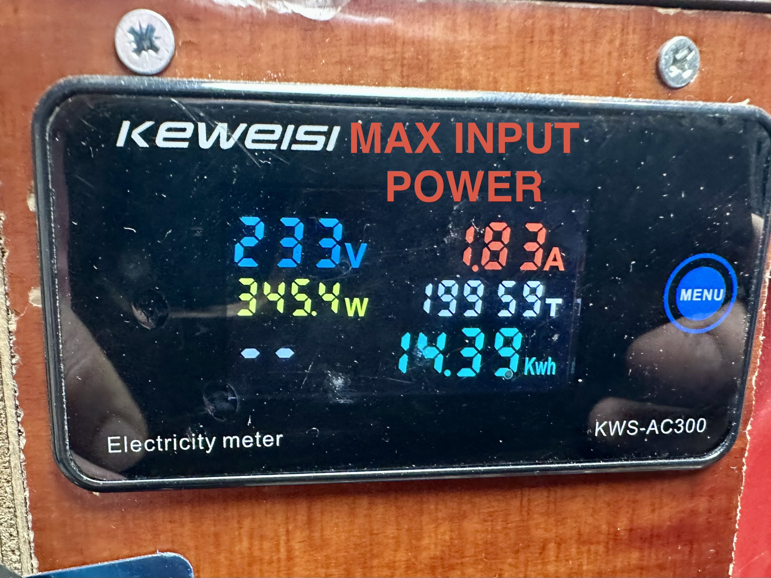 Powermeter toont totaal opgenomen vermogen van bijna 350 watt