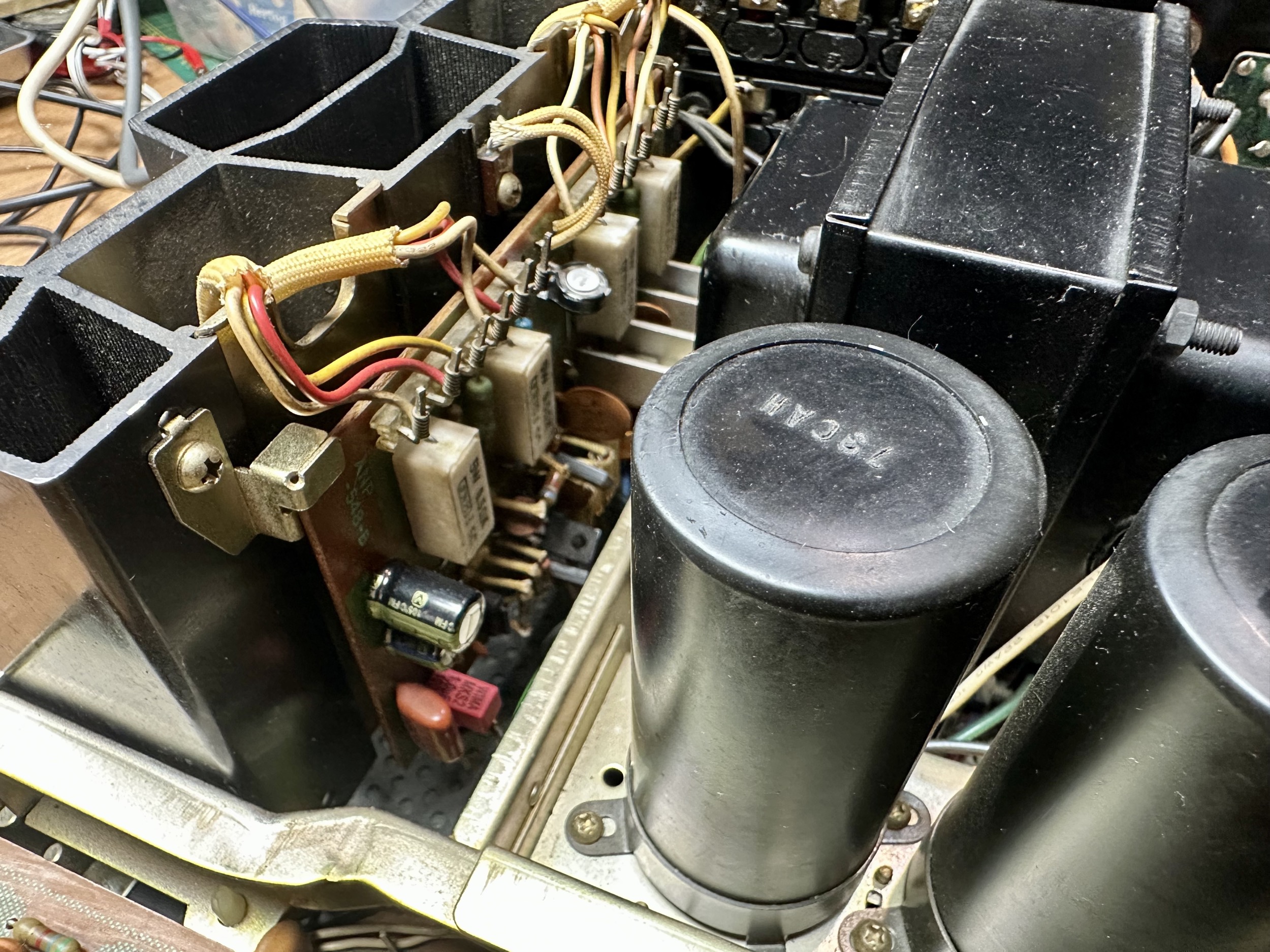 Aanzicht van gerepareerde eindversterker van open Pioneer SA-9500 II