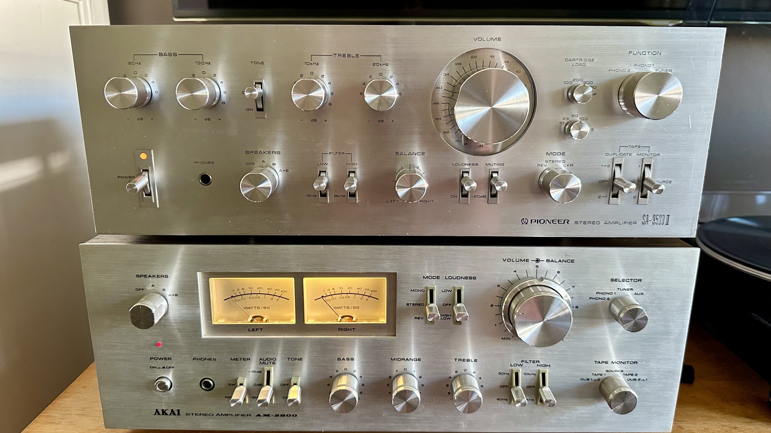 Pioneer SA-9500 II samen met Akai AM-2800