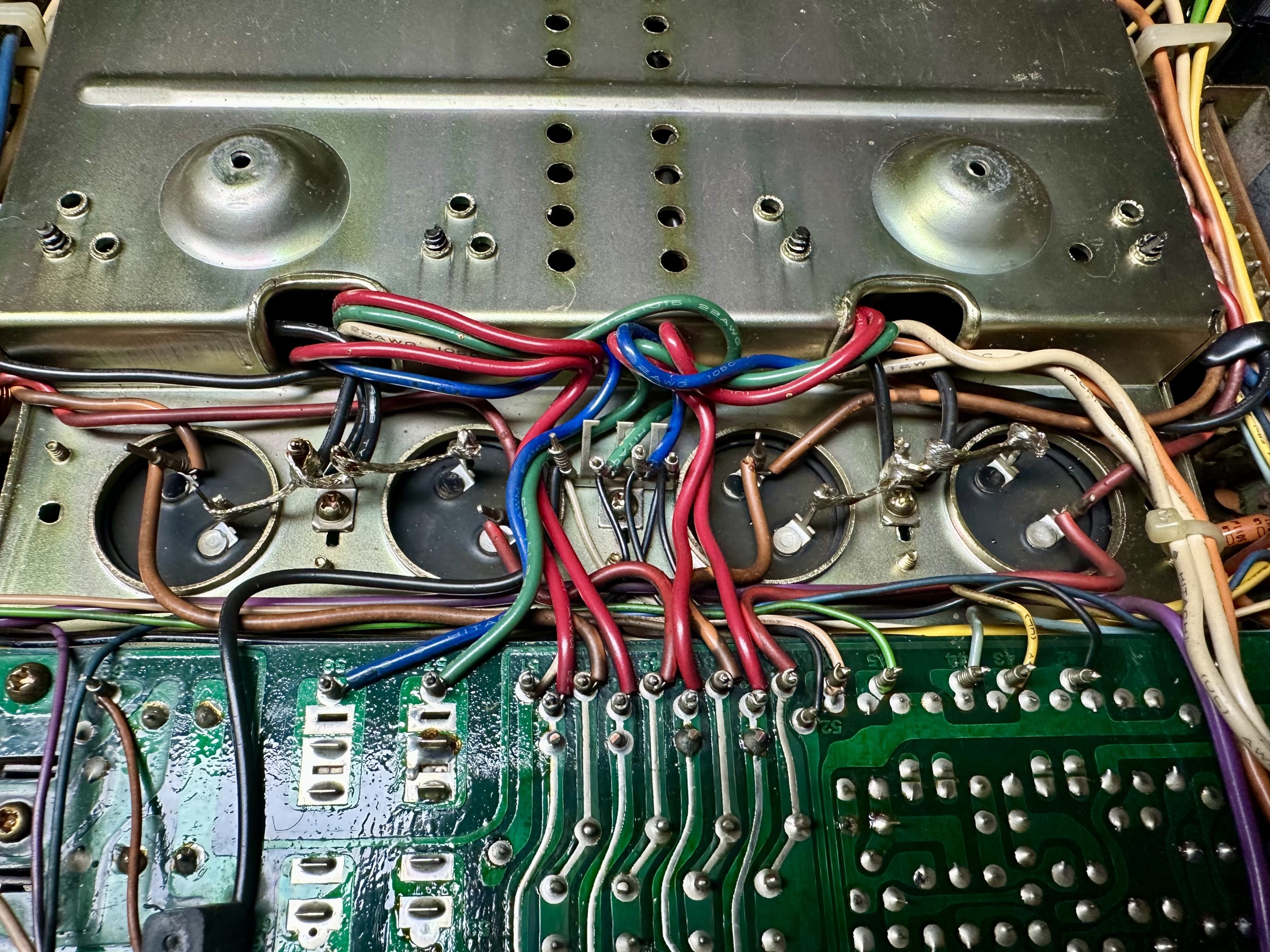 Onderkant versterker met buffer elco's  van Pioneer SA-9500 II