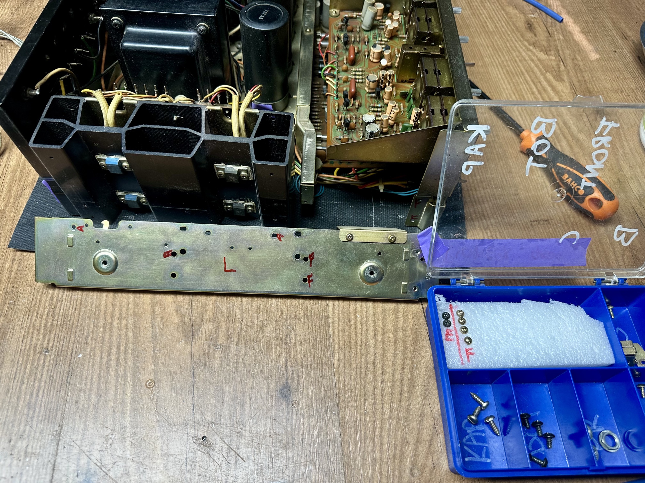 Zijkant met koelprofiel van Pioneer SA-9500 II