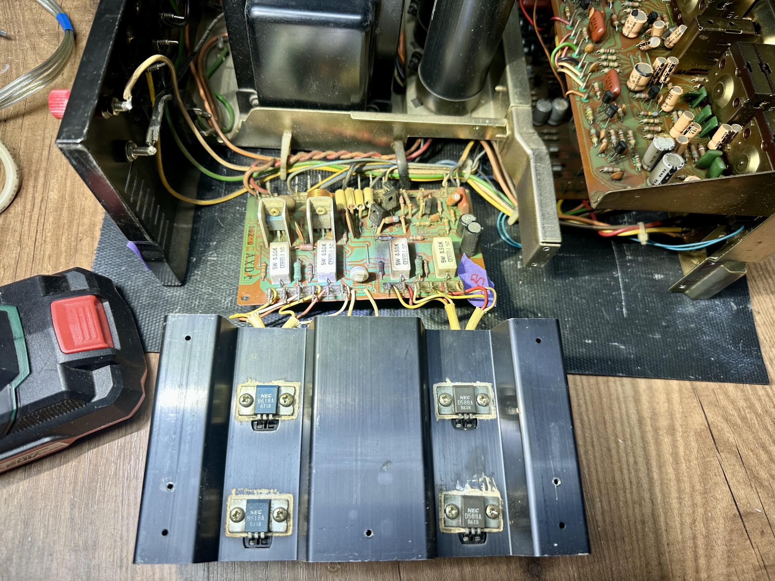 Koelprofiel en eindversterker printplaat van Pioneer SA-9500 II