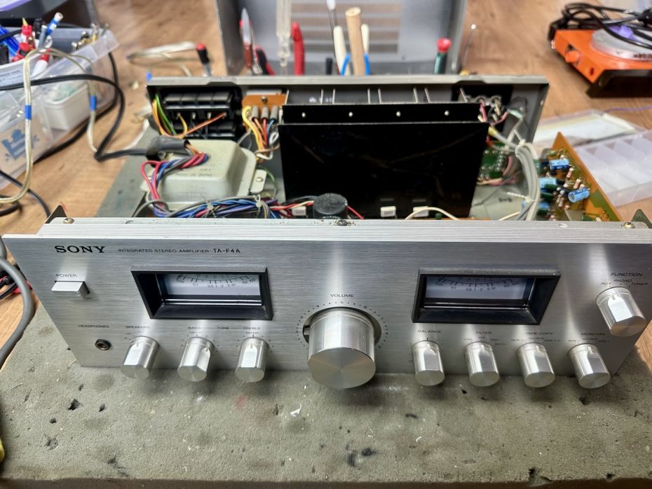 Sony TA-F4A versterker open