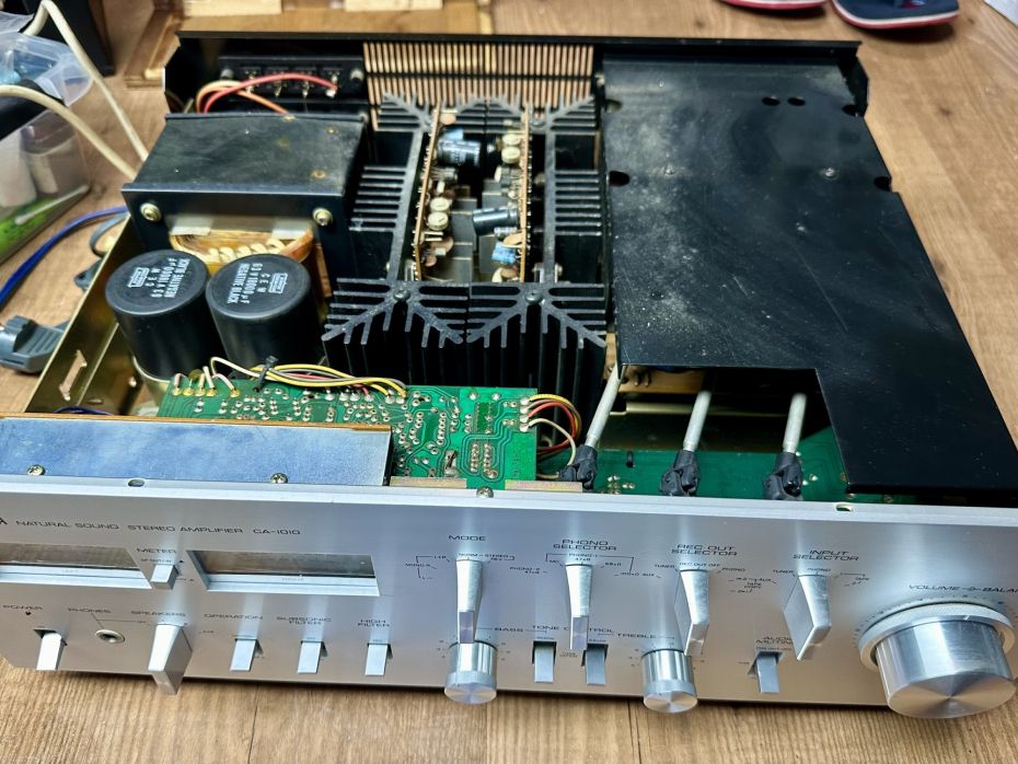 Yamaha CA-1010 versterker open ter reparatie