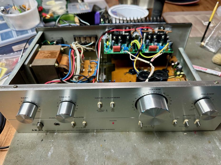 Akai AM-2250 versterker open