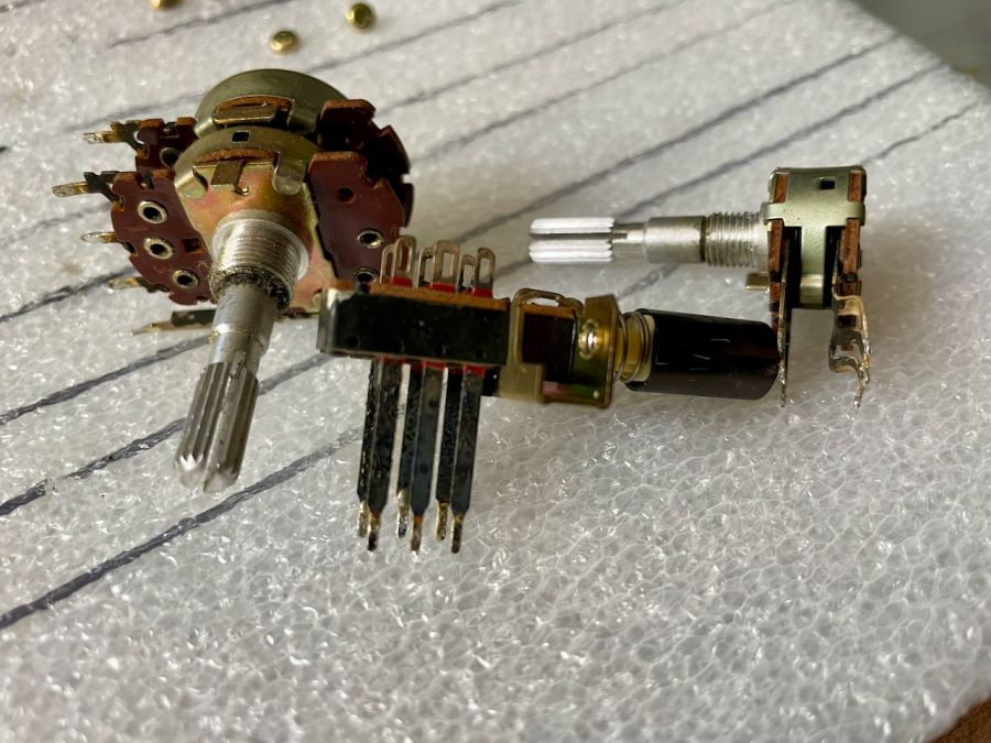 Vieze potentiometers en schakelaars v&oacute;&oacute;r de ultrasoon reiniging